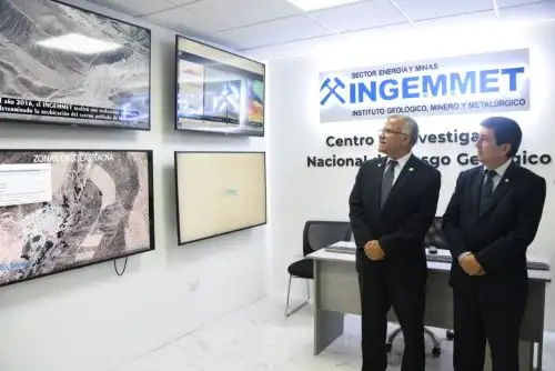 El jefe del Cenepred, Juvenal Medina, y el presidente ejecutivo del Ingemmet, Henry Luna, visitaron el Centro de Investigación Nacional de Riesgo Geológico (Cinargeo) del Ingemmet.