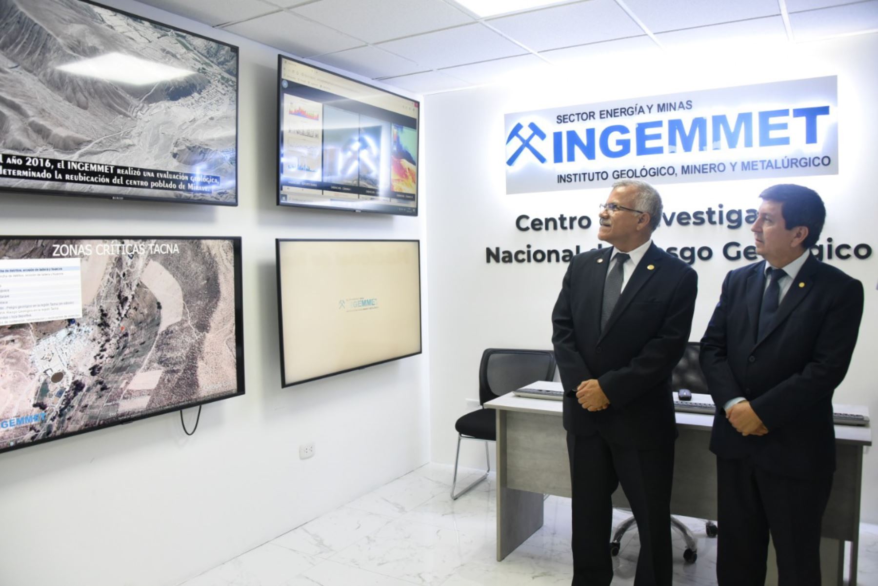 El jefe del Cenepred, Juvenal Medina, y el presidente ejecutivo del Ingemmet, Henry Luna, visitaron el Centro de Investigación Nacional de Riesgo Geológico (Cinargeo) del Ingemmet.