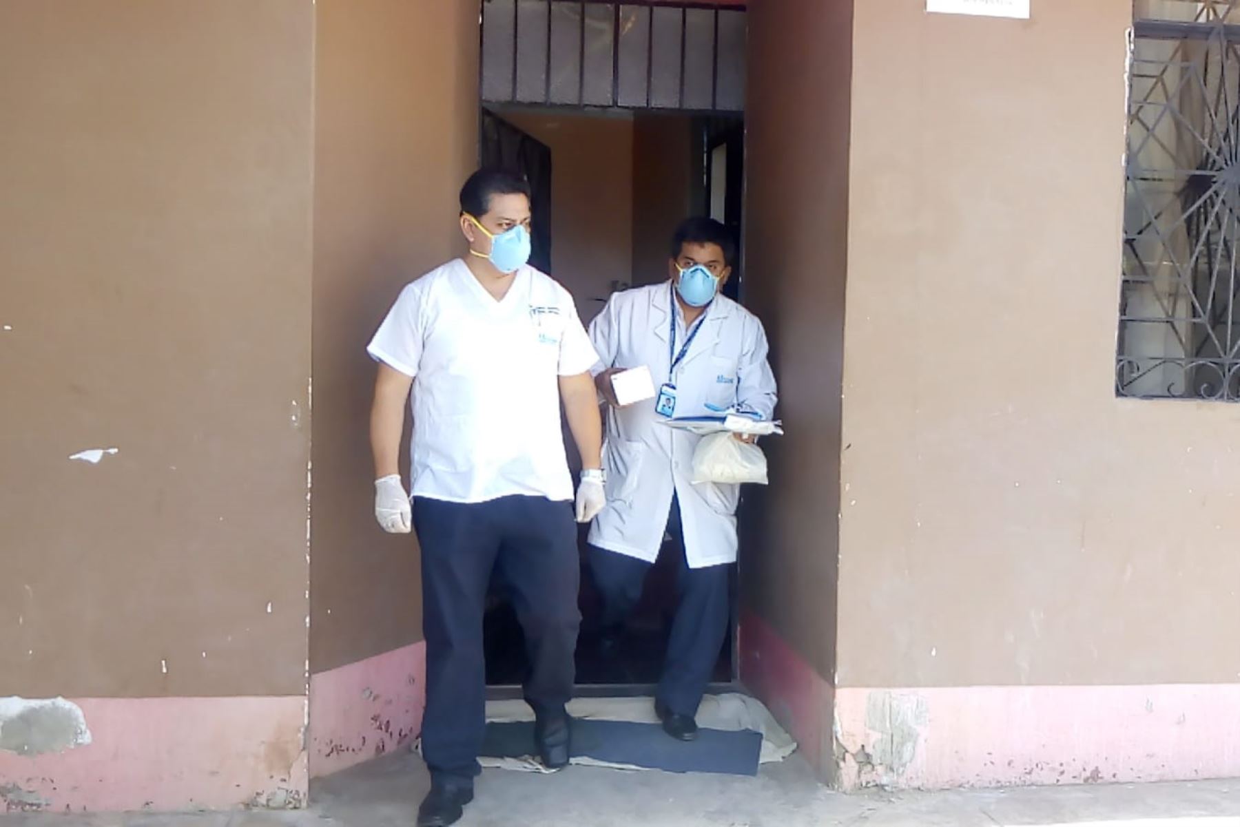 Dos médicos de EsSalud Lambayeque llegaron hasta la vivienda de asegurado en Chiclayo para tomar la prueba de hisopado.
