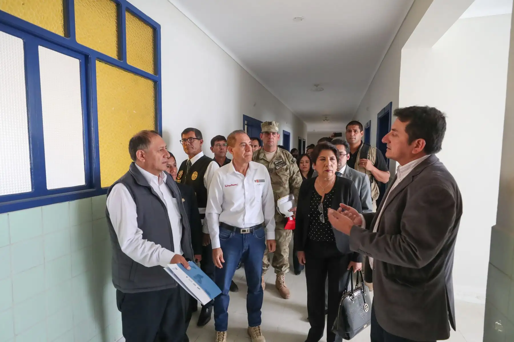 El Ministro de Defensa, Walter Martos, llegó a la región Cajamarca para coordinar con las autoridades regionales y locales las acciones preventivas para el control del coronavirus, así como para supervisar las instalaciones sanitarias y educativas de la región.Foto.ANDINA/ Mindef