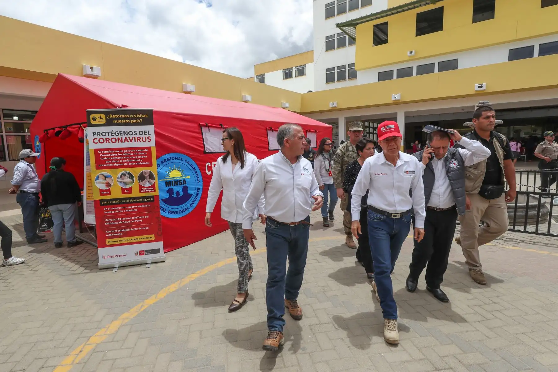 El Ministro de Defensa, Walter Martos, llegó a la región Cajamarca para coordinar con las autoridades regionales y locales las acciones preventivas para el control del coronavirus, así como para supervisar las instalaciones sanitarias y educativas de la región.Foto.ANDINA/ Mindef