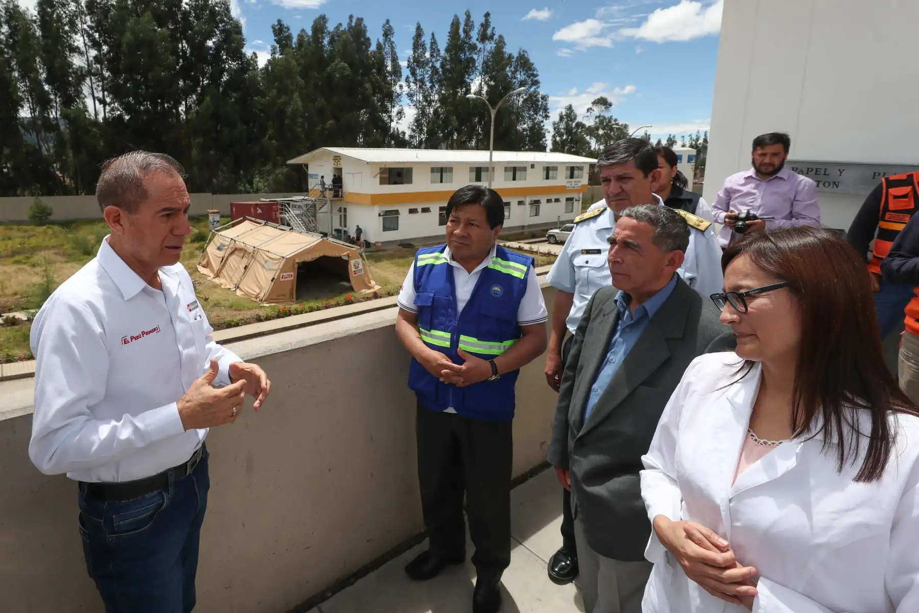 El Ministro de Defensa, Walter Martos, llegó a la región Cajamarca para coordinar con las autoridades regionales y locales las acciones preventivas para el control del coronavirus, así como para supervisar las instalaciones sanitarias y educativas de la región.Foto.ANDINA/ Mindef