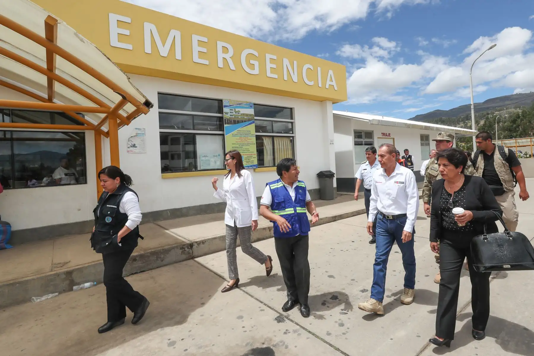 El Ministro de Defensa, Walter Martos, llegó a la región Cajamarca para coordinar con las autoridades regionales y locales las acciones preventivas para el control del coronavirus, así como para supervisar las instalaciones sanitarias y educativas de la región.Foto.ANDINA/ Mindef