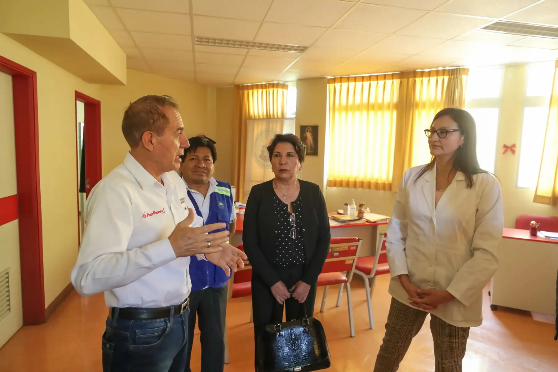 El Ministro de Defensa, Walter Martos, llegó a la región Cajamarca para coordinar con las autoridades regionales y locales las acciones preventivas para el control del coronavirus, así como para supervisar las instalaciones sanitarias y educativas de la región.Foto.ANDINA/ Mindef