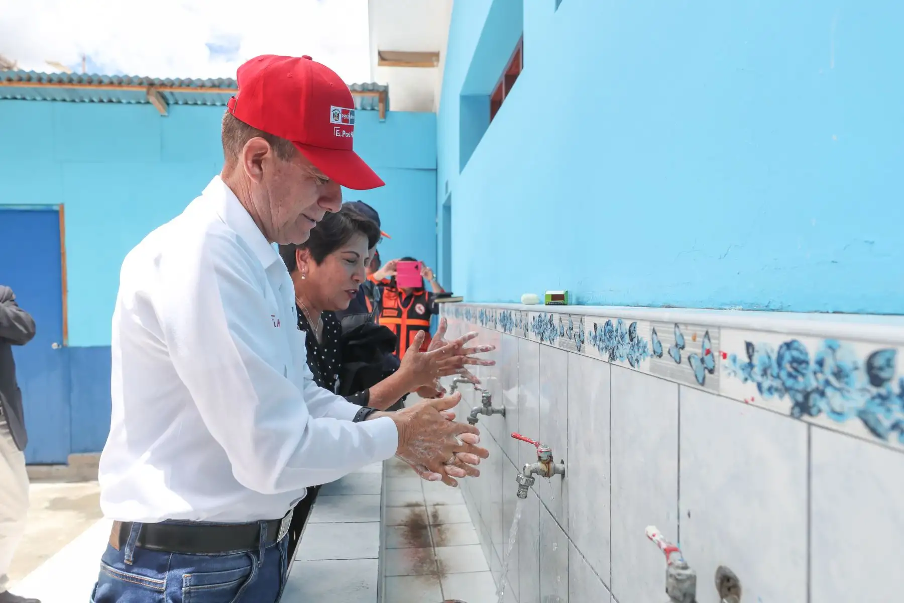 El Ministro de Defensa, Walter Martos, llegó a la región Cajamarca para coordinar con las autoridades regionales y locales las acciones preventivas para el control del coronavirus, así como para supervisar las instalaciones sanitarias y educativas de la región.Foto.ANDINA/ Mindef