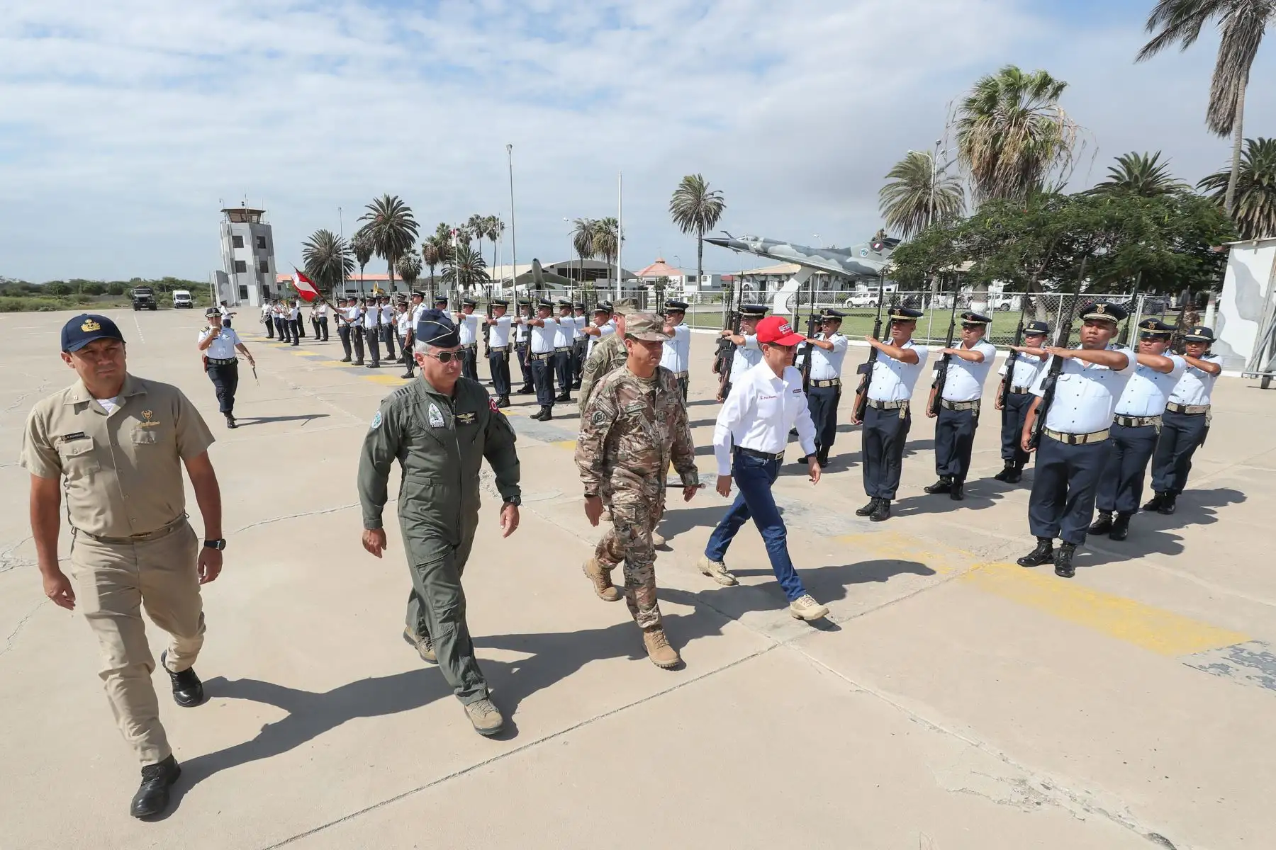 El Ministro de Defensa, Walter Martos, llegó a la región Cajamarca para coordinar con las autoridades regionales y locales las acciones preventivas para el control del coronavirus, así como para supervisar las instalaciones sanitarias y educativas de la región.Foto.ANDINA/ Mindef