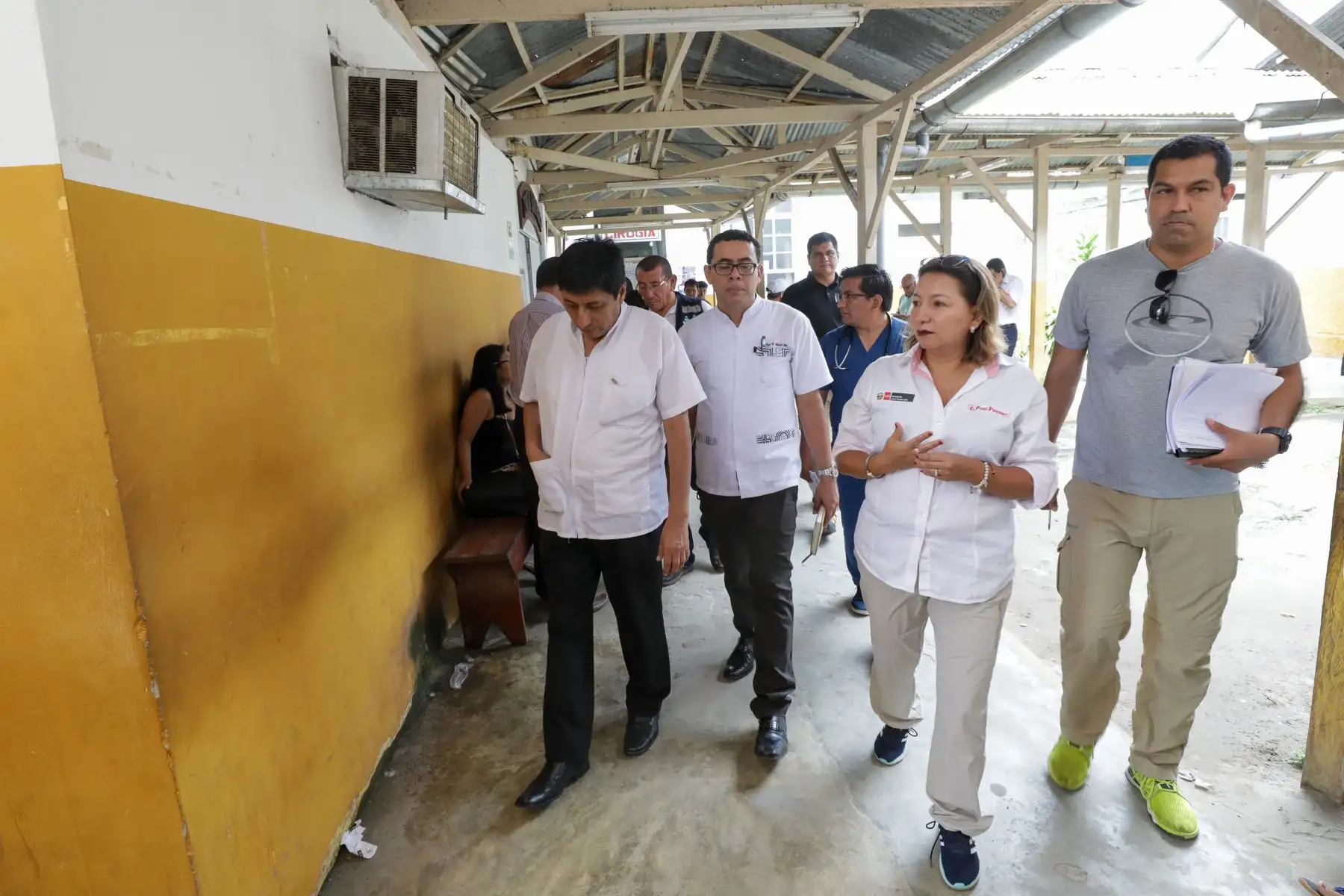 La Ministra de la Producción, Rocío Barrios, recorrió los hospitales, centros de salud y educativos de la ciudad de Iquitos, en representación del ejecutivo, para supervisar las acciones de prevención y mitigación del Dengue, COVID-19 y la Leptospirosis. Foto:ANDINA/ Produce