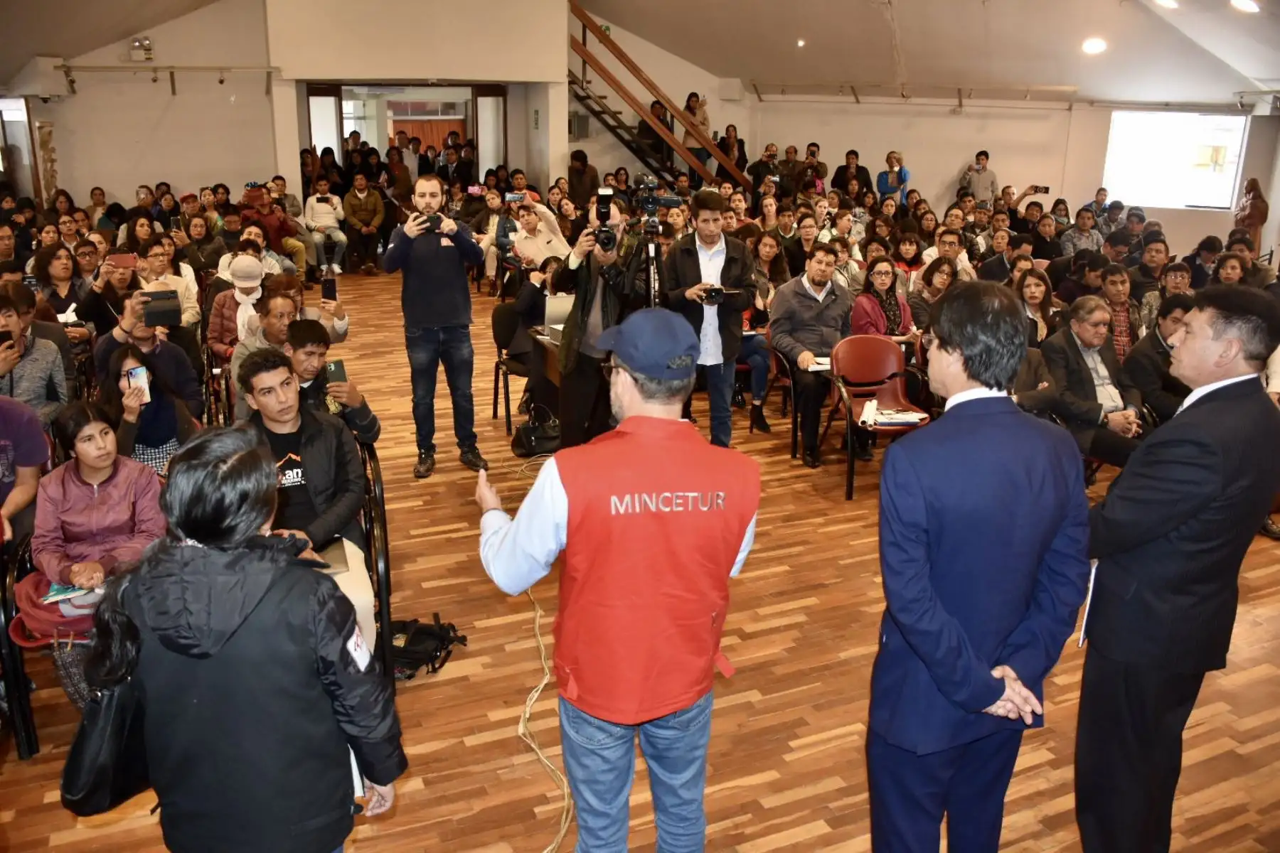 El ministro de Comercio Exterior y Turismo Edgar Vásquez  llegó a la ciudad del Cuzco, para coordinar y verificar junto a autoridades de la región; la implementación de los protocolos de prevención contra el COVID-19.Foto:ANDINA/Mincetur