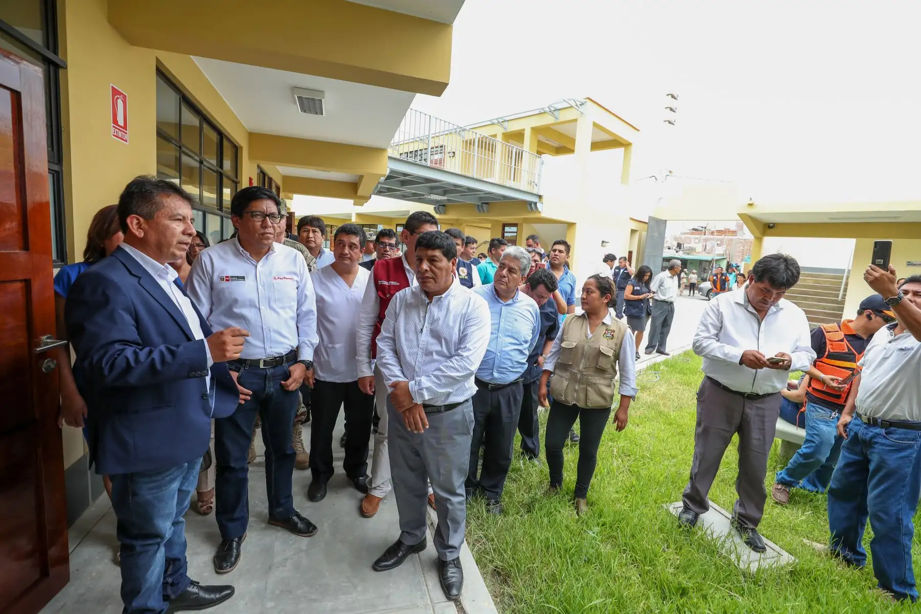 El Jefe del Gabinete Ministerial Vicente Zeballos visitó las instituciones educativas “Gabino Chacaltana Hernández” y "Teresa de la Cruz", donde verificó las acciones de prevención que han tomado directores y docentes ante el COVID-19 para garantizar el buen inicio del año escolar.Foto:ANDINA/PCM