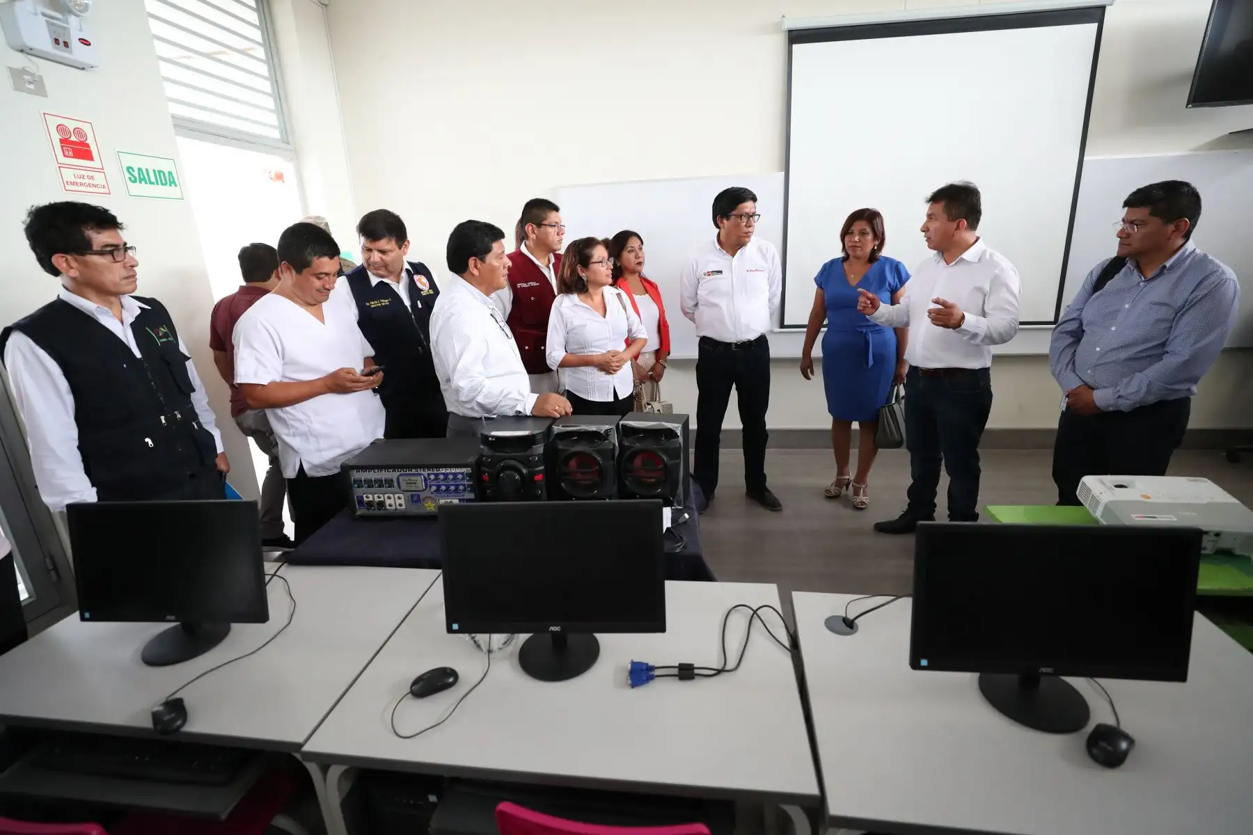 El Jefe del Gabinete Ministerial Vicente Zeballos visitó las instituciones educativas “Gabino Chacaltana Hernández” y "Teresa de la Cruz", donde verificó las acciones de prevención que han tomado directores y docentes ante el COVID-19 para garantizar el buen inicio del año escolar.Foto:ANDINA/PCM