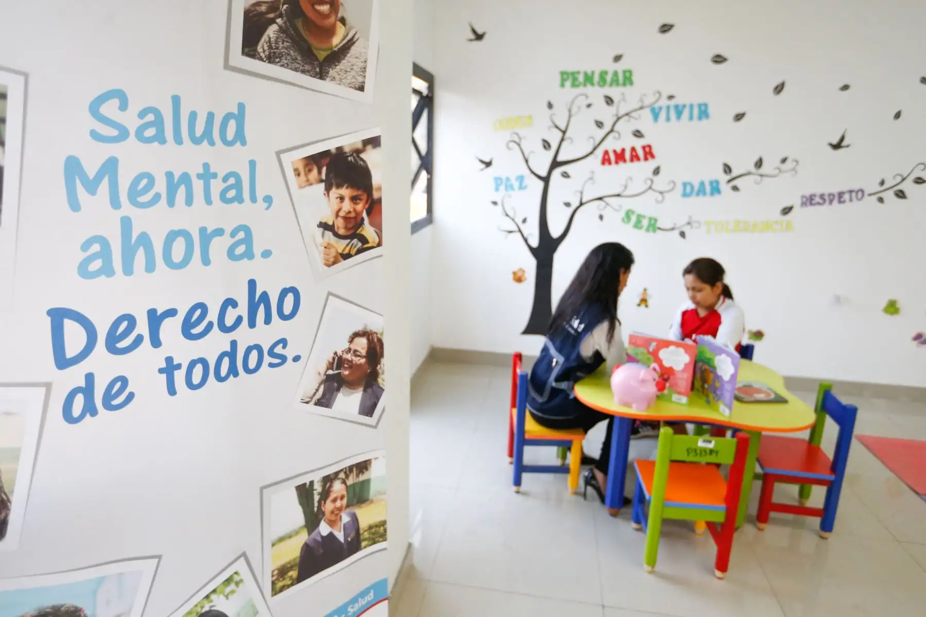 La Ministra de salud Elizabeth Hinostroza y  el alcalde George Forsyth pusieron en funcionamiento el Centro de Salud Mental Comunitario San Cosme, este| 
establecimiento cuenta con servicios especializados para el bienestar integral de los ciudadanos; y para la prevención de la violencia que afecta a nuestro país. Foto:ANDINA/ Minsa