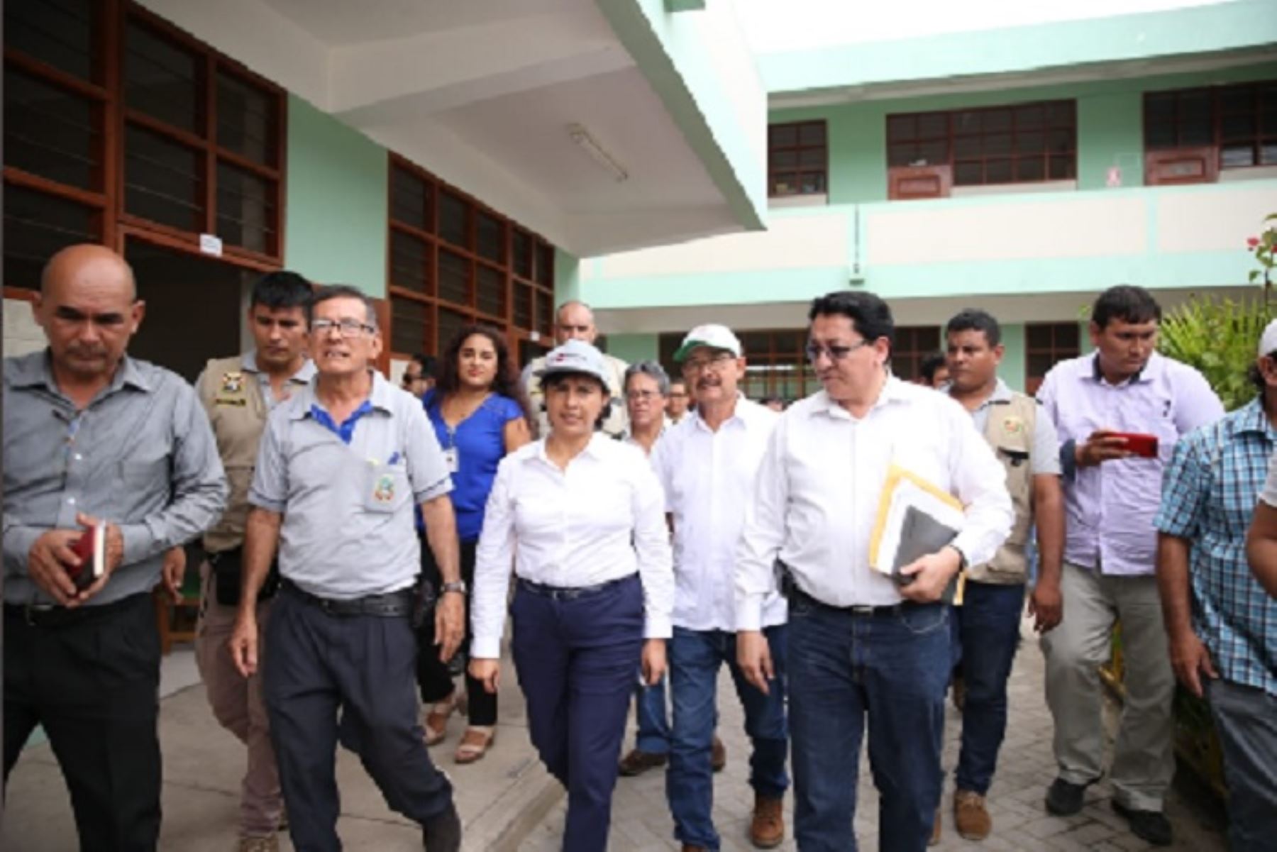 La ministra de Trabajo, Sylvia Cáceres, visitó hospitales y  una institución educativa para verificar el cumplimiento de lineamientos de los ministerios de Salud y Educación para afrontar al coronavirus.