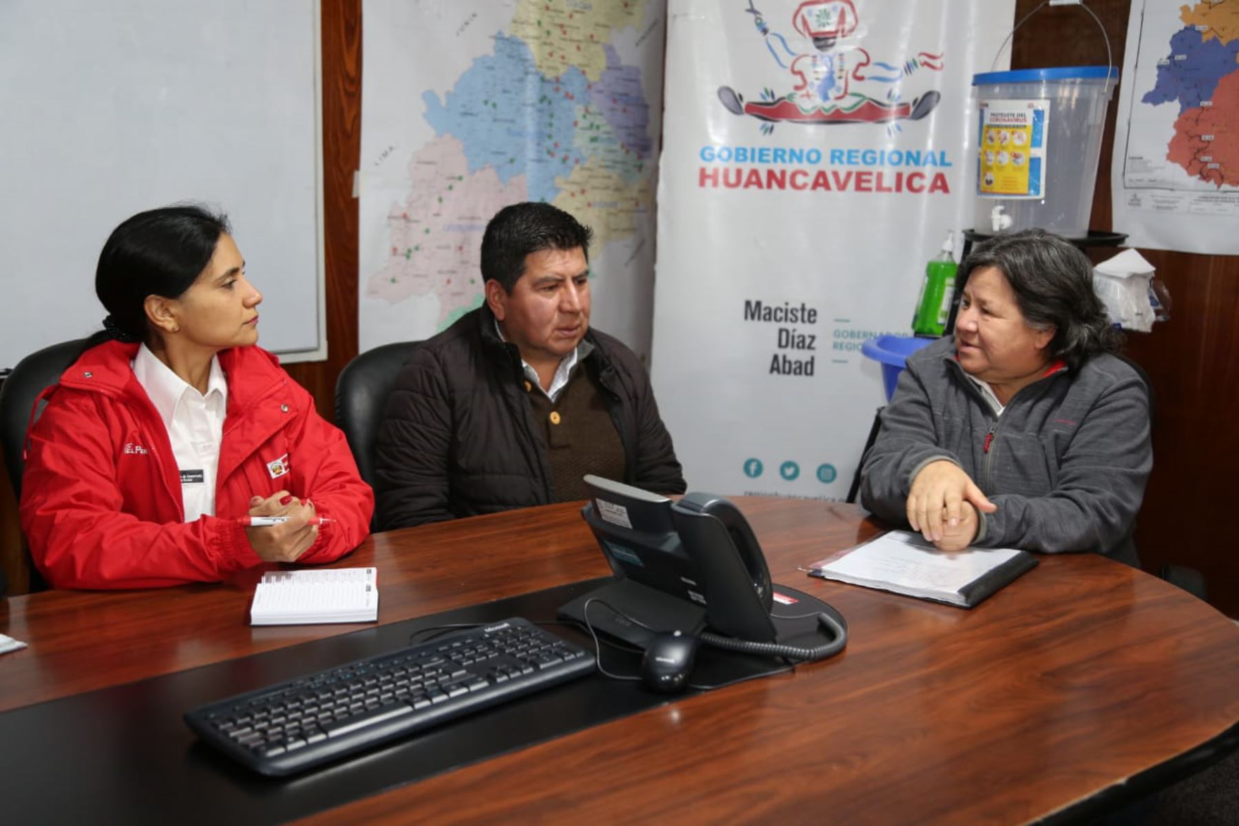 La titular del Midis, Ariela Luna, se reunió con el gobernador regional de Huancavelica, para coordinar acciones para prevenir el coronavirus.