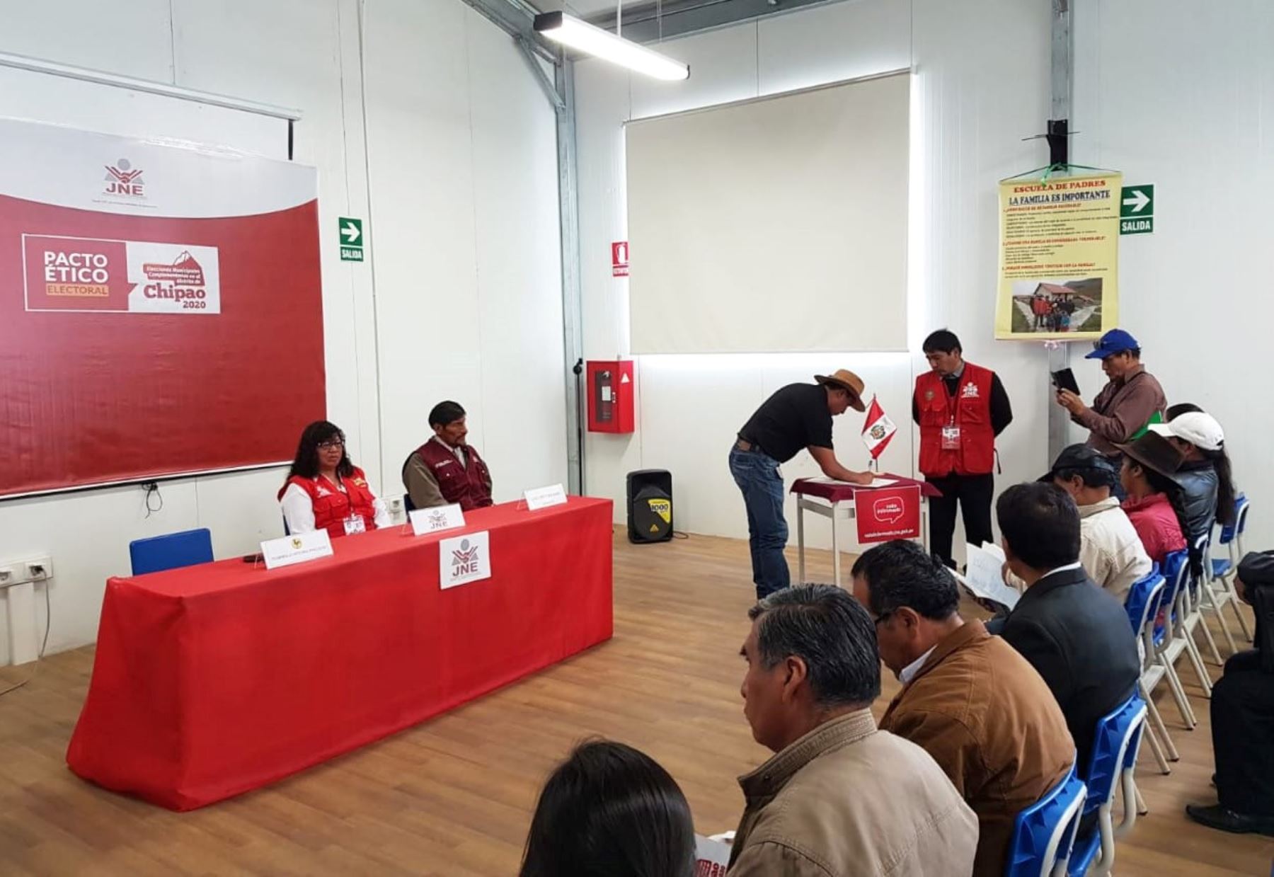 Candidatos de distrito de Chipao, en Ayacucho, firman pacto ético electoral para las elecciones municipales complementarias. ANDINA/Difusión