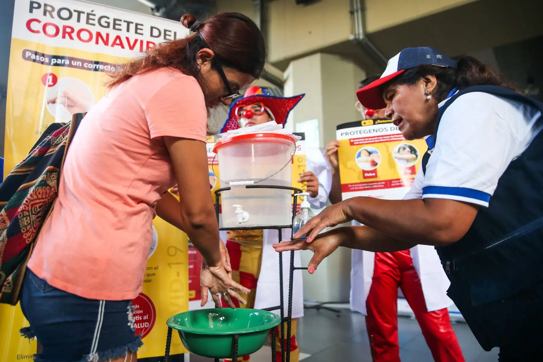 El ministerio de salud demuestra  el correcto lavado de manos a pasajeros del metro de Lima para prevenir el contagio por coronavirus COVID-19. Foto: ANDINA/Jhonel Rodríguez Robles