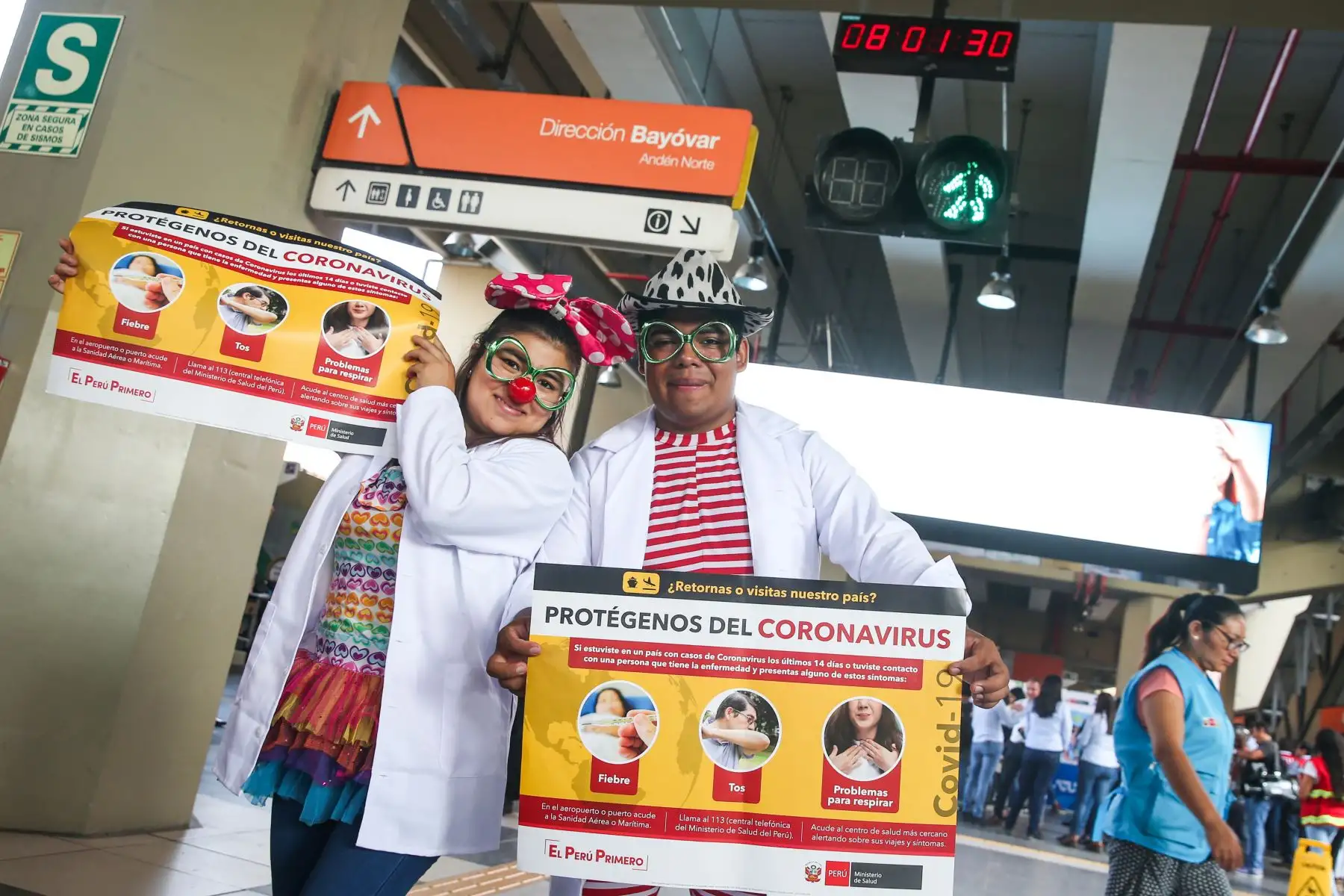 El ministerio de salud demuestra  el correcto lavado de manos a pasajeros del metro de Lima para prevenir el contagio por coronavirus COVID-19. Foto: ANDINA/Jhonel Rodríguez Robles