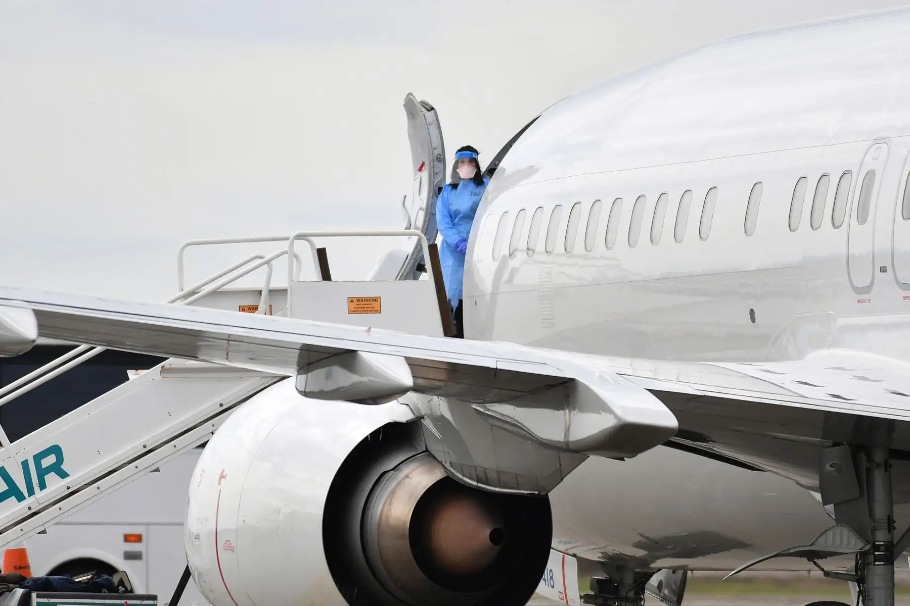 Personal médico ayuda a cargar pasajeros del crucero Grand Princess en aviones en el aeropuerto internacional de Oakland en Oakland, California. Foto: AFP