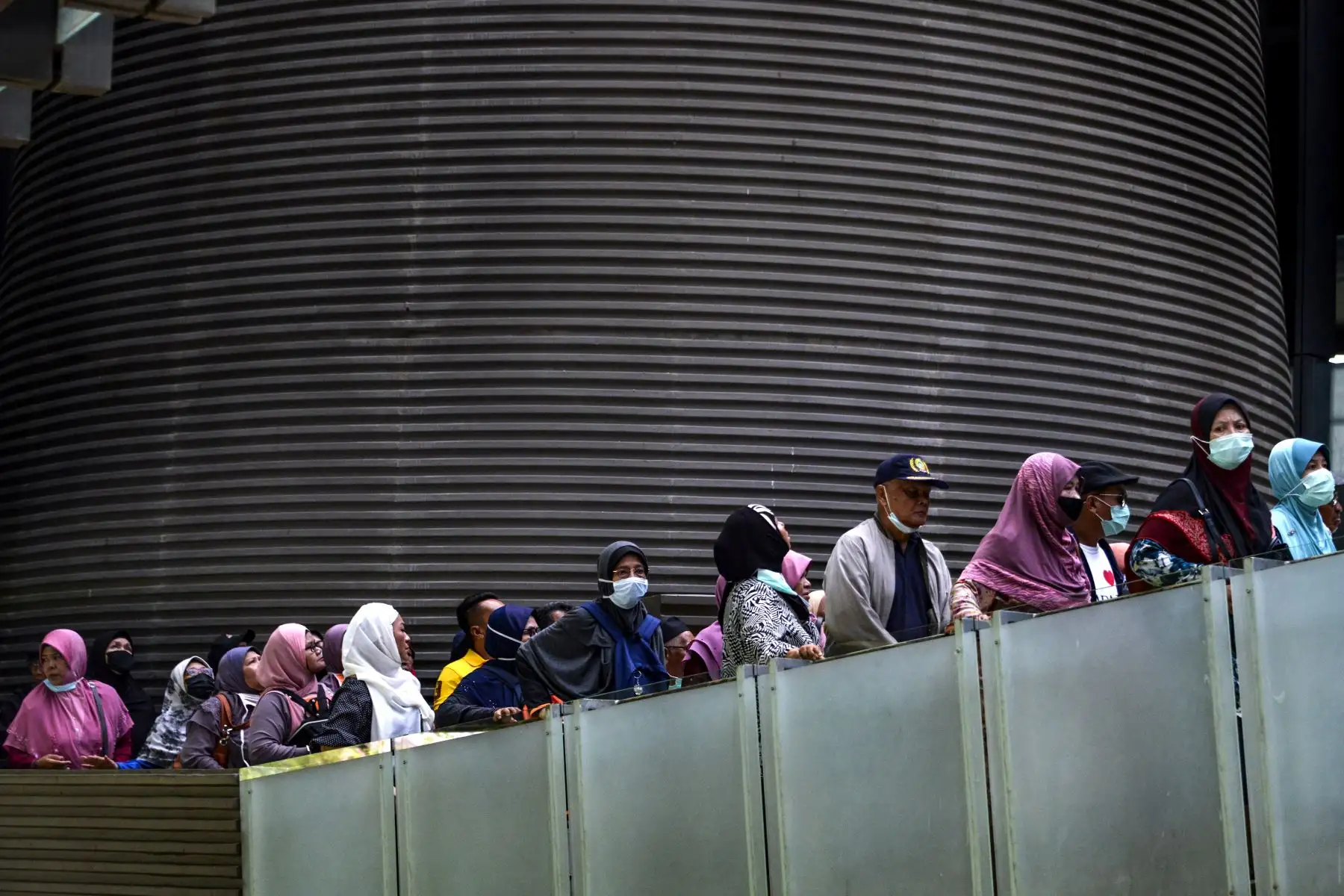 Los visitantes que llevan máscaras protectoras visitan el museo del tsunami en Banda Aceh. Foto: AFP
