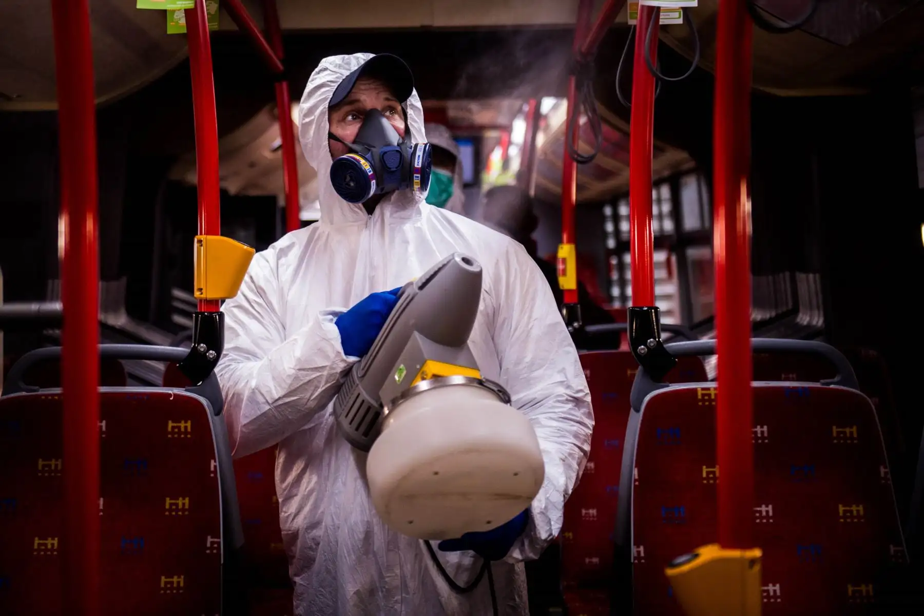 Un trabajador que usa ropa protectora desinfecta el interior de un autobús público en una estación de lavado de autobuses en la Compañía de Transporte en Eslovaquia. Foto: AFP