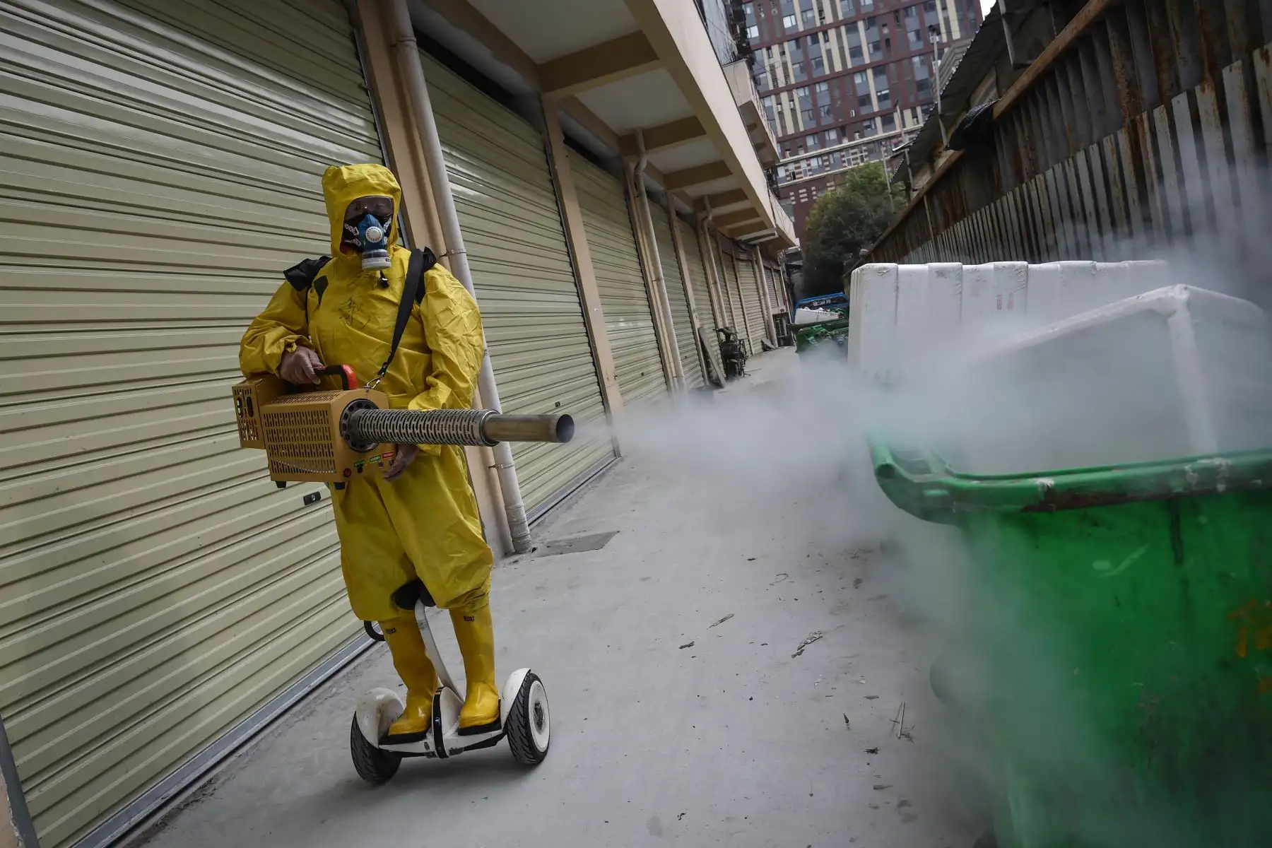 Un miembro del personal médico roció desinfectante en un área residencial en Wuhan, en la provincia central de Hubei, en China.Foto: AFP
