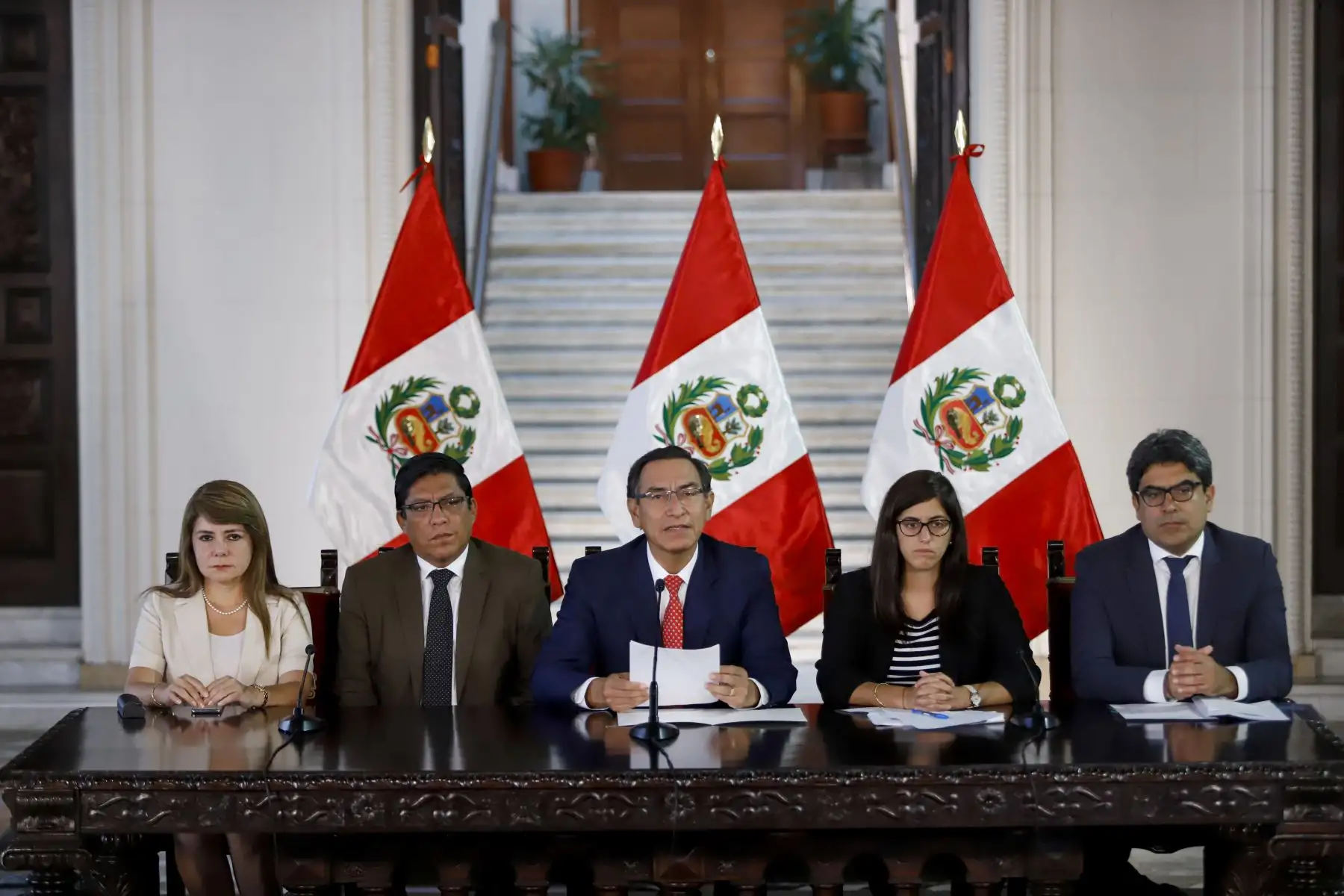 El presidente de la República, Martín Vizcarra, y el jefe del Gabinete Ministerial Vicente Zeballos, informan sobre las medidas y acciones que implementará el Ejecutivo frente al coronavirus. Foto: ANDINA/ Prensa Presidencia