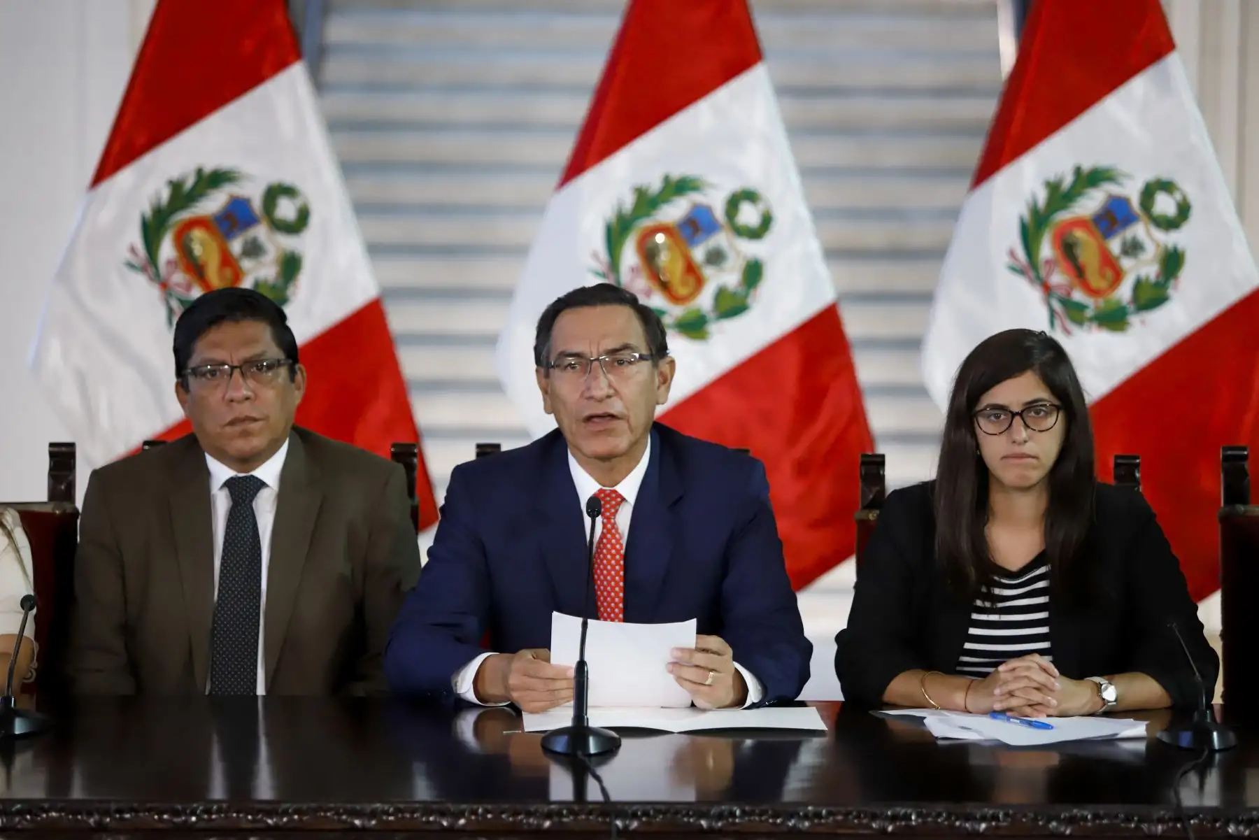 El presidente de la República, Martín Vizcarra, y el jefe del Gabinete Ministerial Vicente Zeballos, informan sobre las medidas y acciones que implementará el Ejecutivo frente al coronavirus. Foto: ANDINA/ Prensa Presidencia