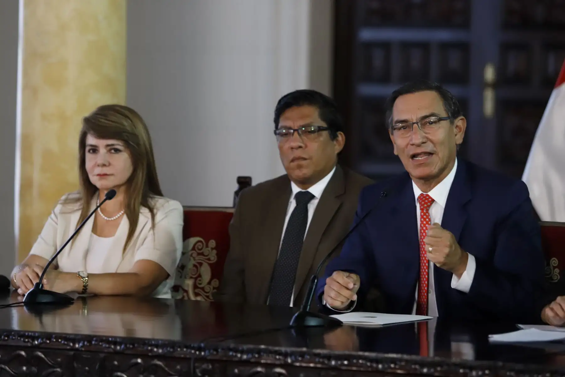 El presidente de la República, Martín Vizcarra, y el jefe del Gabinete Ministerial Vicente Zeballos, informan sobre las medidas y acciones que implementará el Ejecutivo frente al coronavirus. Foto: ANDINA/ Prensa Presidencia