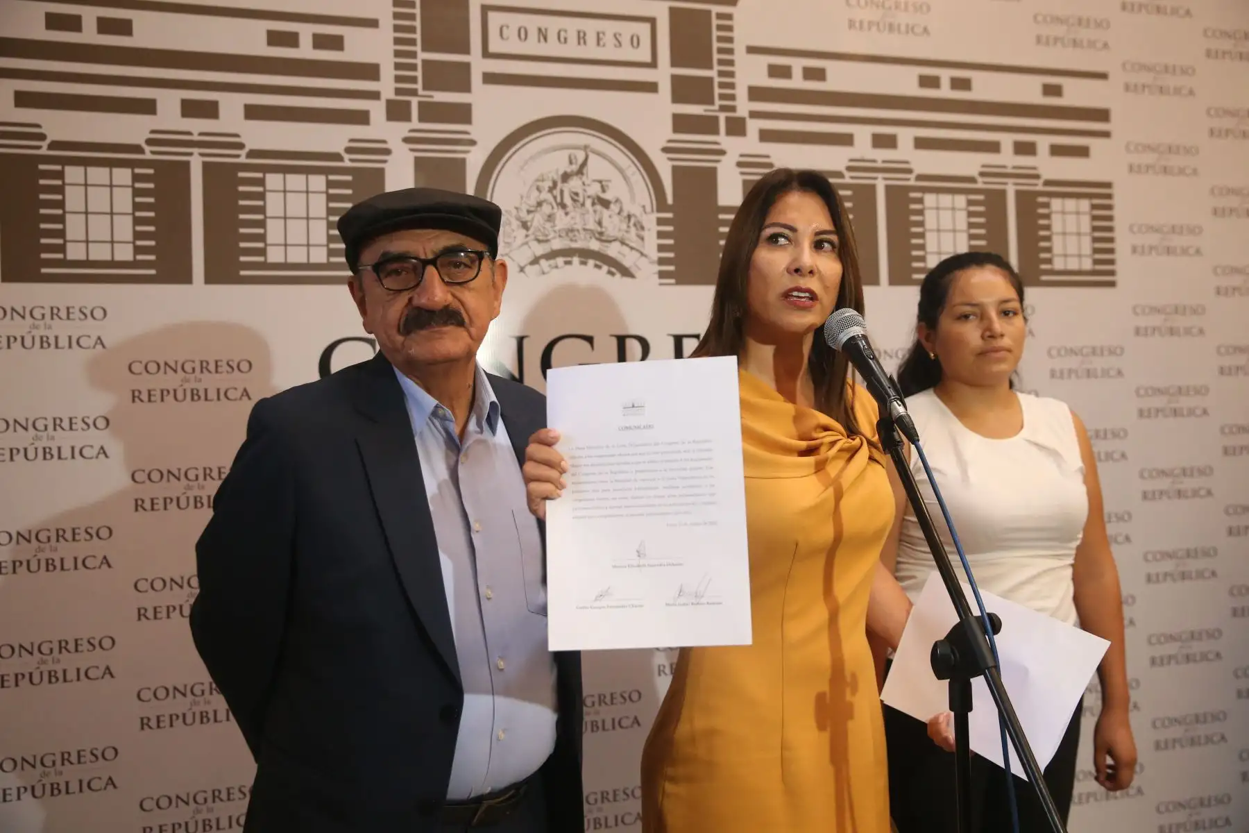Conferencia de los Integrantes de la Junta Preparatoria de Instalación del Congreso presidida por la congresista de Acción Popular, Mónica Saavedra; el primer secretario, Enrique Fernández Chacón del Frente Amplio; y como segunda secretaria, la congresista de Unión por el Perú, María Bartolo Romero. Foto: ANDINA/Jhonel Rodríguez Robles