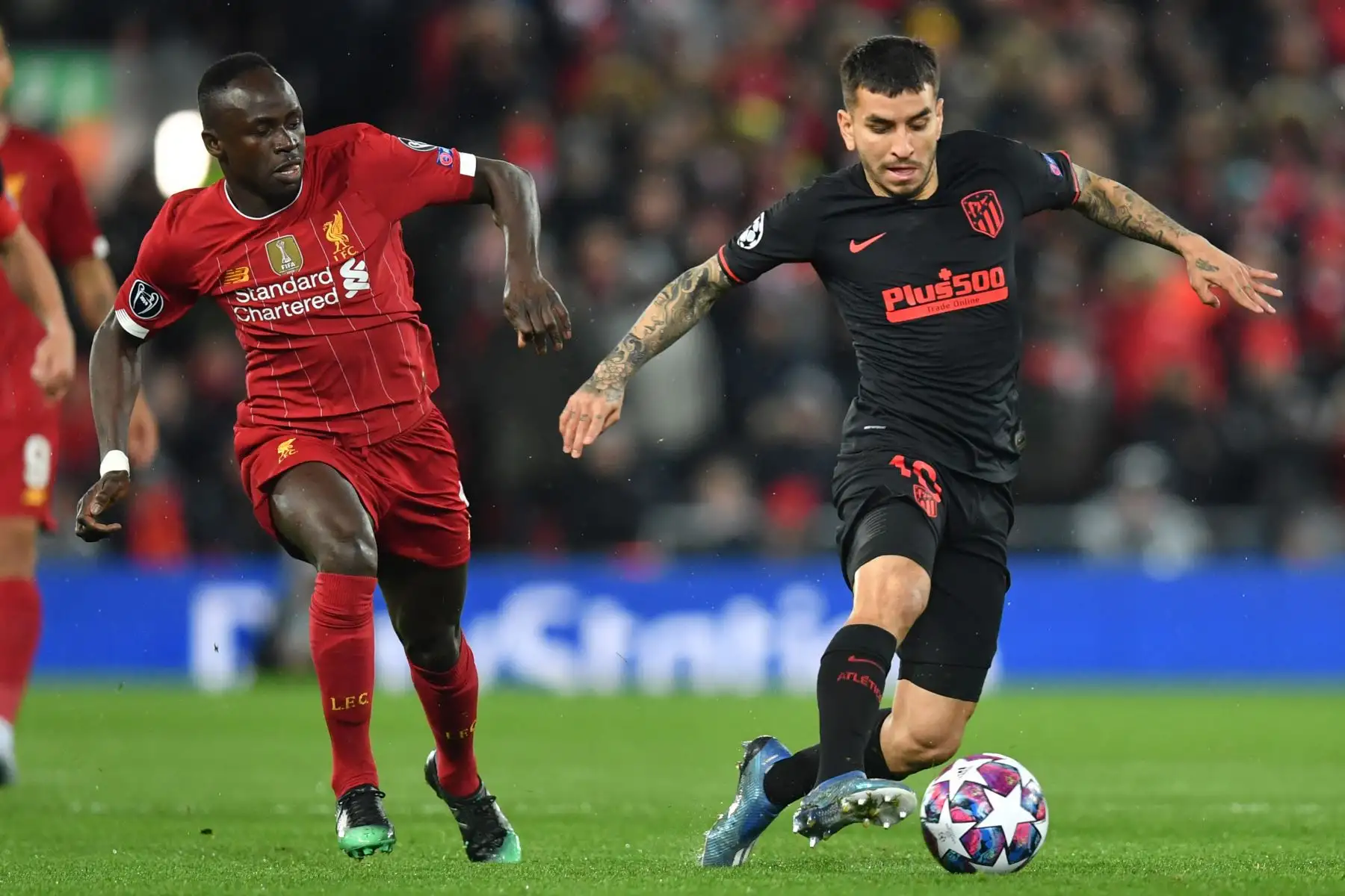 El delantero senegalés del Liverpool Sadio Mane compite con el delantero argentino del Atlético de Madrid, Ángel Correa, durante la ronda de 16 de la UEFA Champions League, partido de fútbol de ida y vuelta entre el Liverpool y el Atlético de Madrid.
Foto: AFP