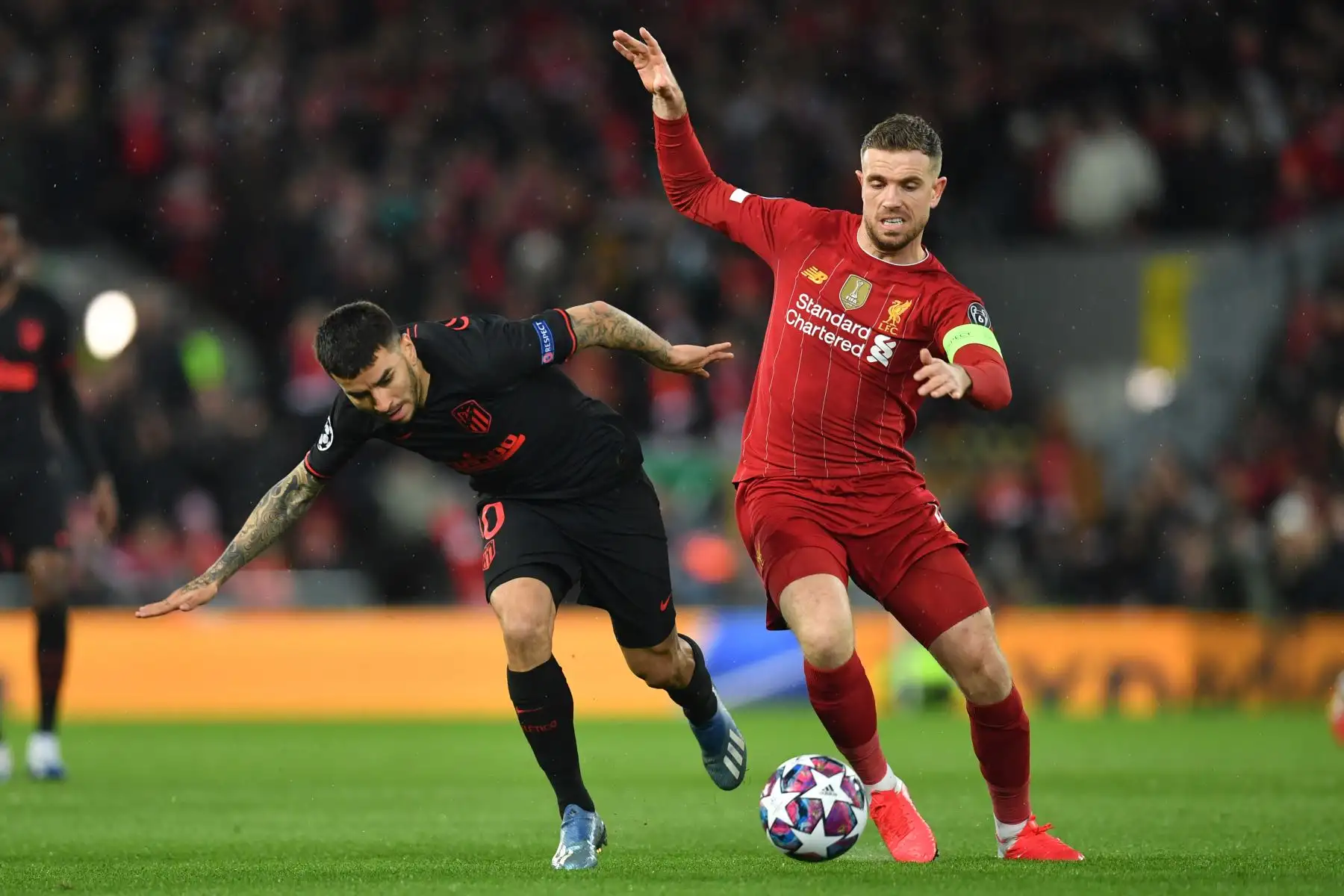 El delantero argentino del Atlético de Madrid, Ángel Correa compite con el centrocampista inglés del Liverpool Jordan Henderson durante el partido de vuelta de octavos de final de la Liga de Campeones de la UEFA entre el Liverpool y el Atlético de Madrid.
Foto: AFP