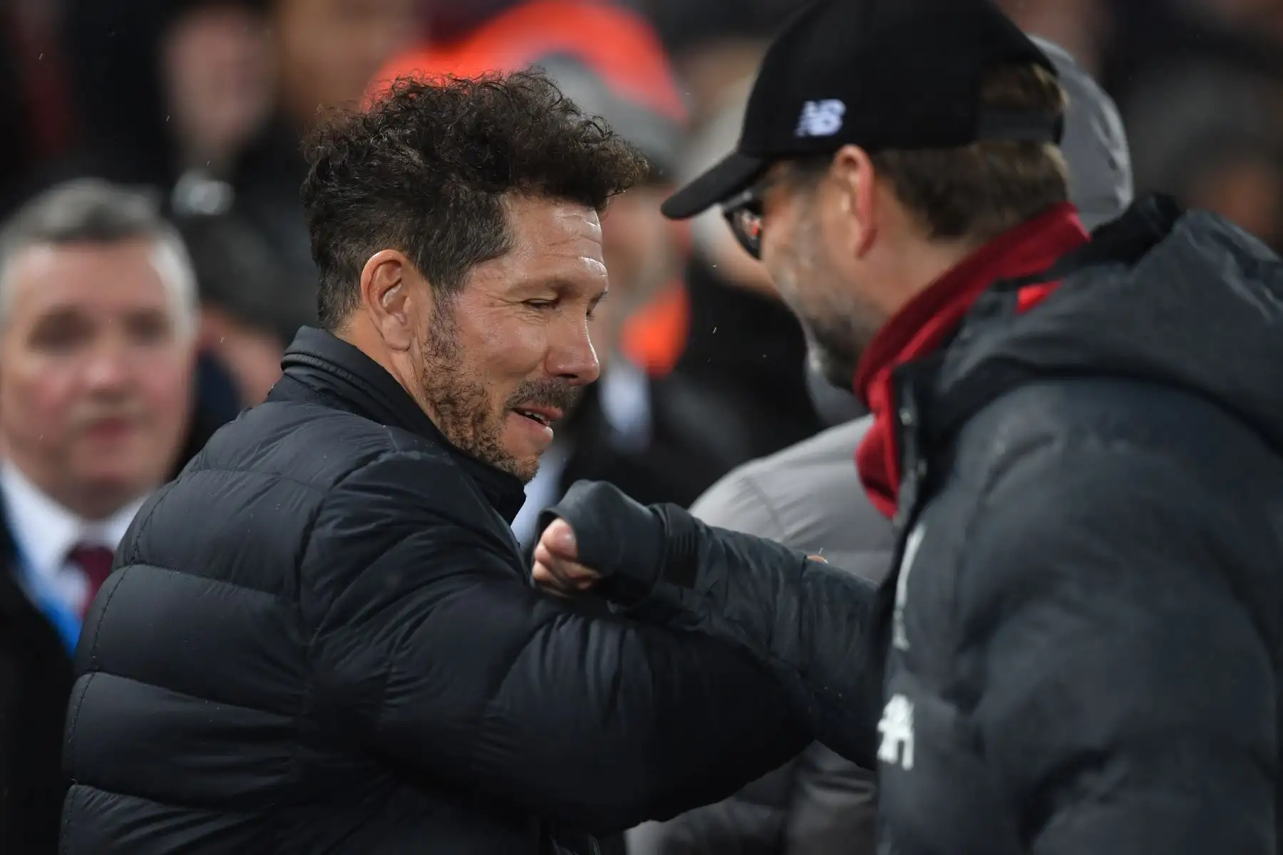 El entrenador argentino del Atlético de Madrid, Diego Simeone,  y el gerente alemán del Liverpool, Jurgen Klopp, hacen un gesto durante el partido de octavos de final de la ronda de octavos de final de la UEFA Champions League entre el Liverpool y el Atlético de Madrid.
Foto: AFP