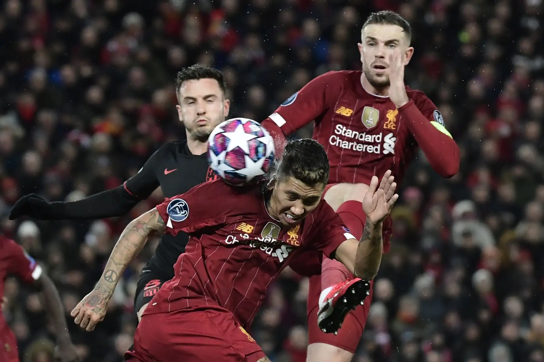 El mediocampista brasileño de Liverpool Roberto Firmino controla el balón durante el partido de fútbol de vuelta de octavos de final de la UEFA Champions League entre Liverpool y Atlético de Madrid.
Foto: