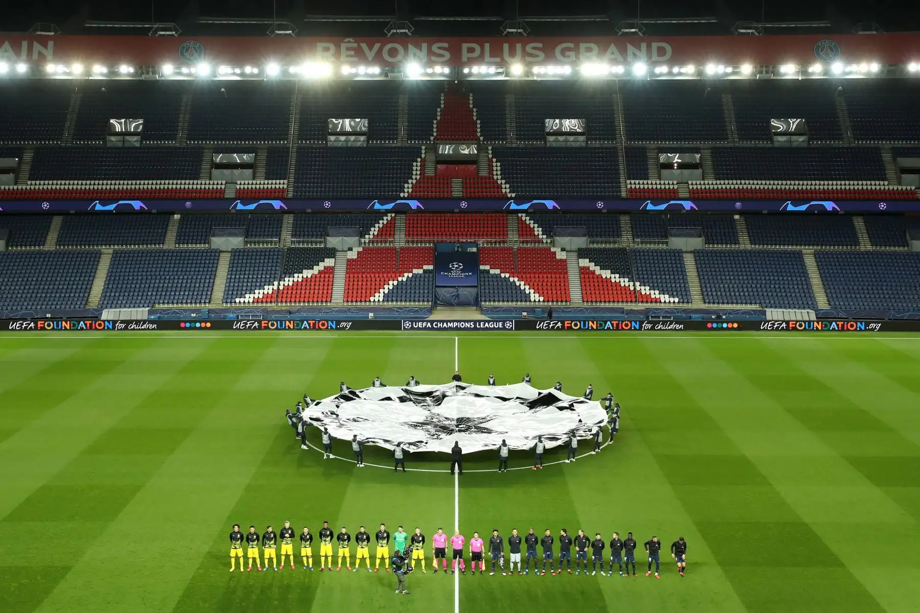 Muestra a los once iniciales de Paris Saint-Germain  y Borussia Dortmund alineados antes del partido de vuelta de octavos de final de la UEFA Champions League entre Paris Saint-Germain y Borussia Dortmund