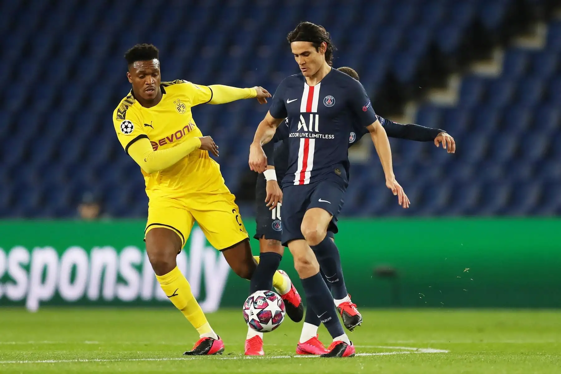 Edinson Cavani del Paris Saint-Germain siendo desafiado por Dan-Axel Zagadou del Borussia Dortmund durante el partido de vuelta de octavos de final de la UEFA Champions League entre Paris Saint-Germain y Borussia Dortmund.
Foto: EFE