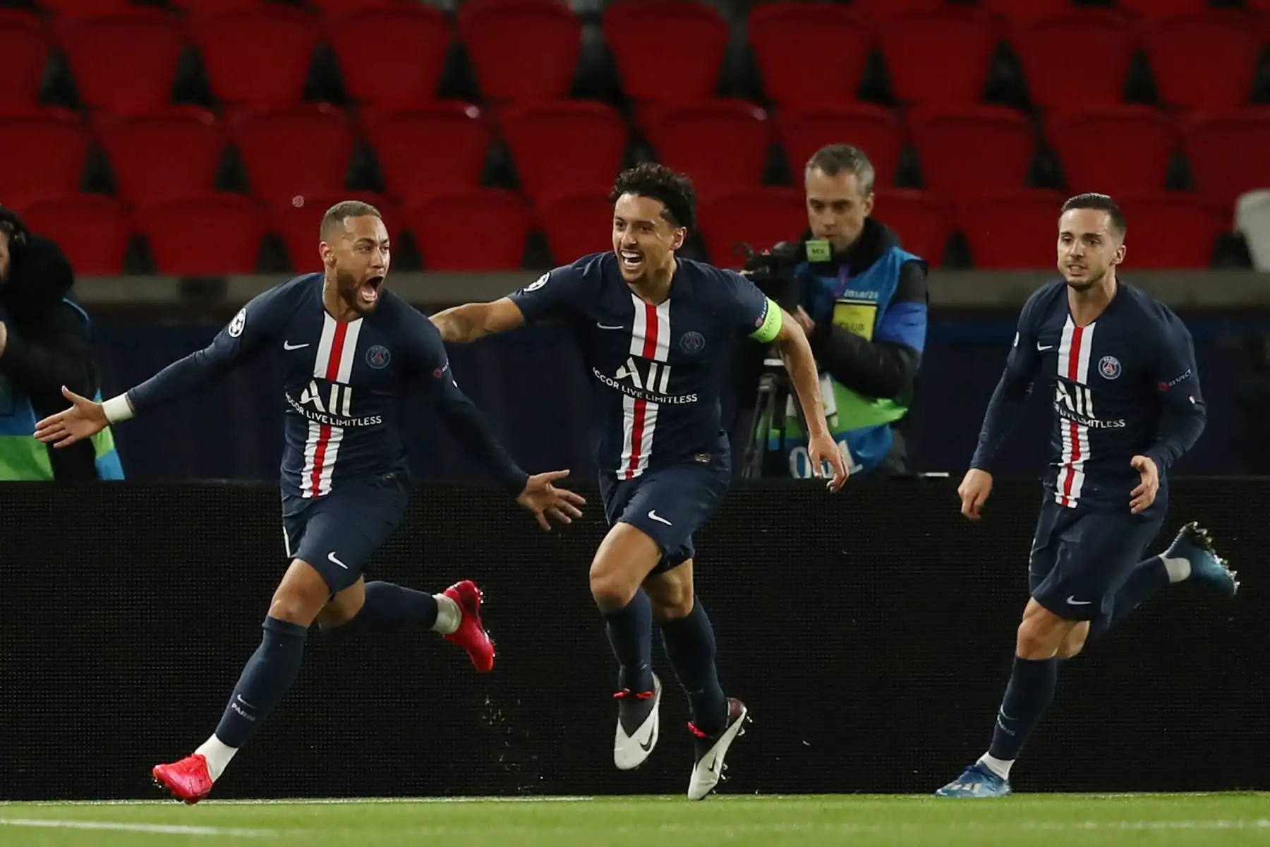 Neymar del Paris Saint-Germain celebra con sus compañeros Marquinhos y Pablo Sarabia después de marcar el gol 1-0 durante el partido de vuelta de octavos de final de la UEFA Champions League entre Paris Saint-Germain y Borussia Dortmund.
Foto: EFE