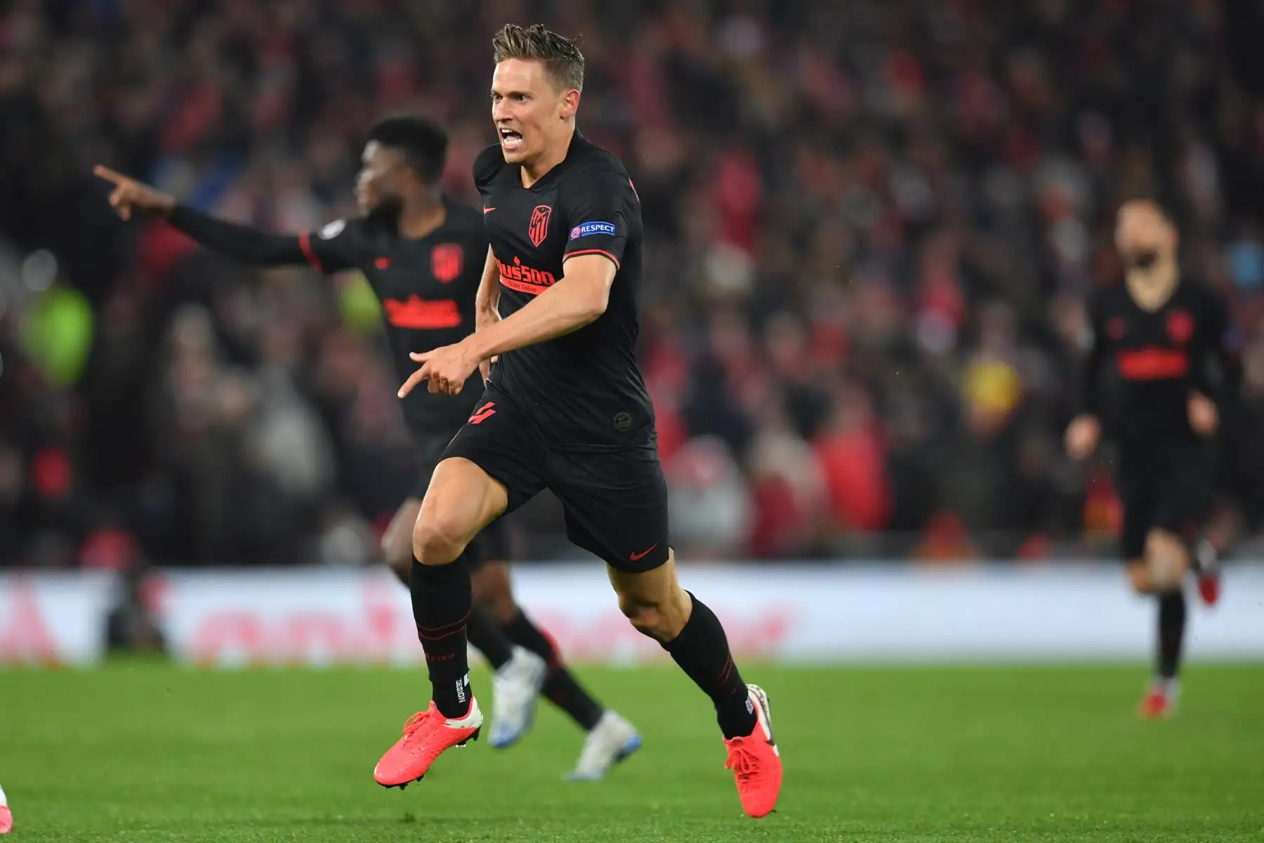 El centrocampista español del Atlético de Madrid, Marcos Llorente, celebra después de marcar el primer gol de su equipo durante el partido de vuelta de octavos de final de la Liga de Campeones de la UEFA entre el Liverpool y el Atlético de Madrid.
Foto: AFP