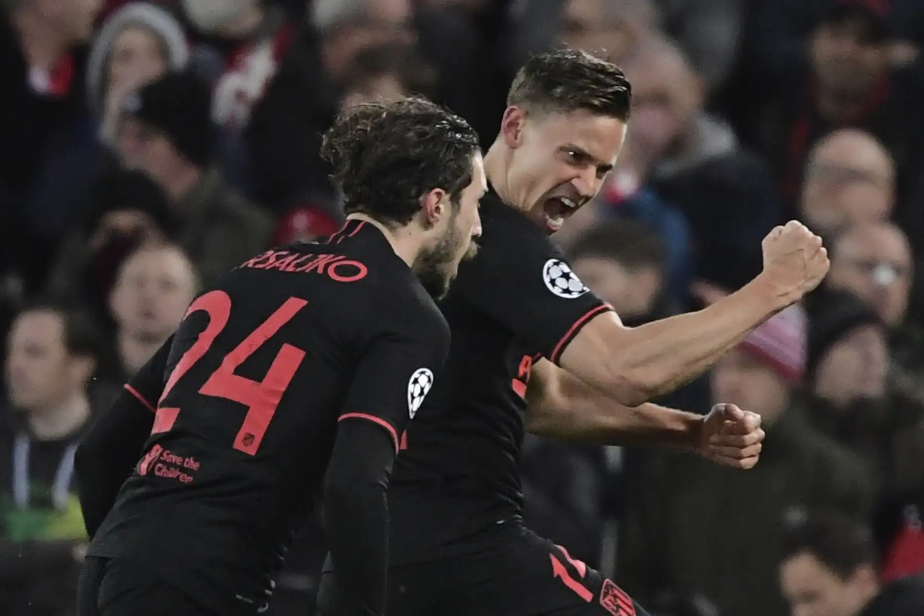 El mediocampista español del Atlético de Madrid Marcos Llorente celebra con sus compañeros de equipo después de marcar el primer gol de su equipo durante el partido de fútbol de vuelta de octavos de final de la Liga de Campeones de la UEFA entre Liverpool y Atlético de Madrid.
Foto: AFP
