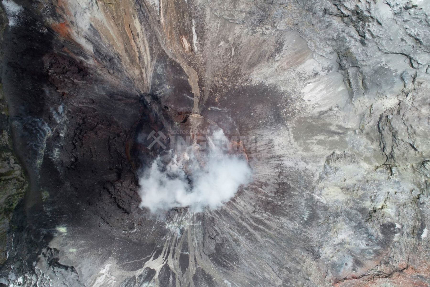 Así luce el cráter del volcán Ubinas (Moquegua); pasó de aproximadamente 250 metros a 300 metros. Foto: Ingemmet