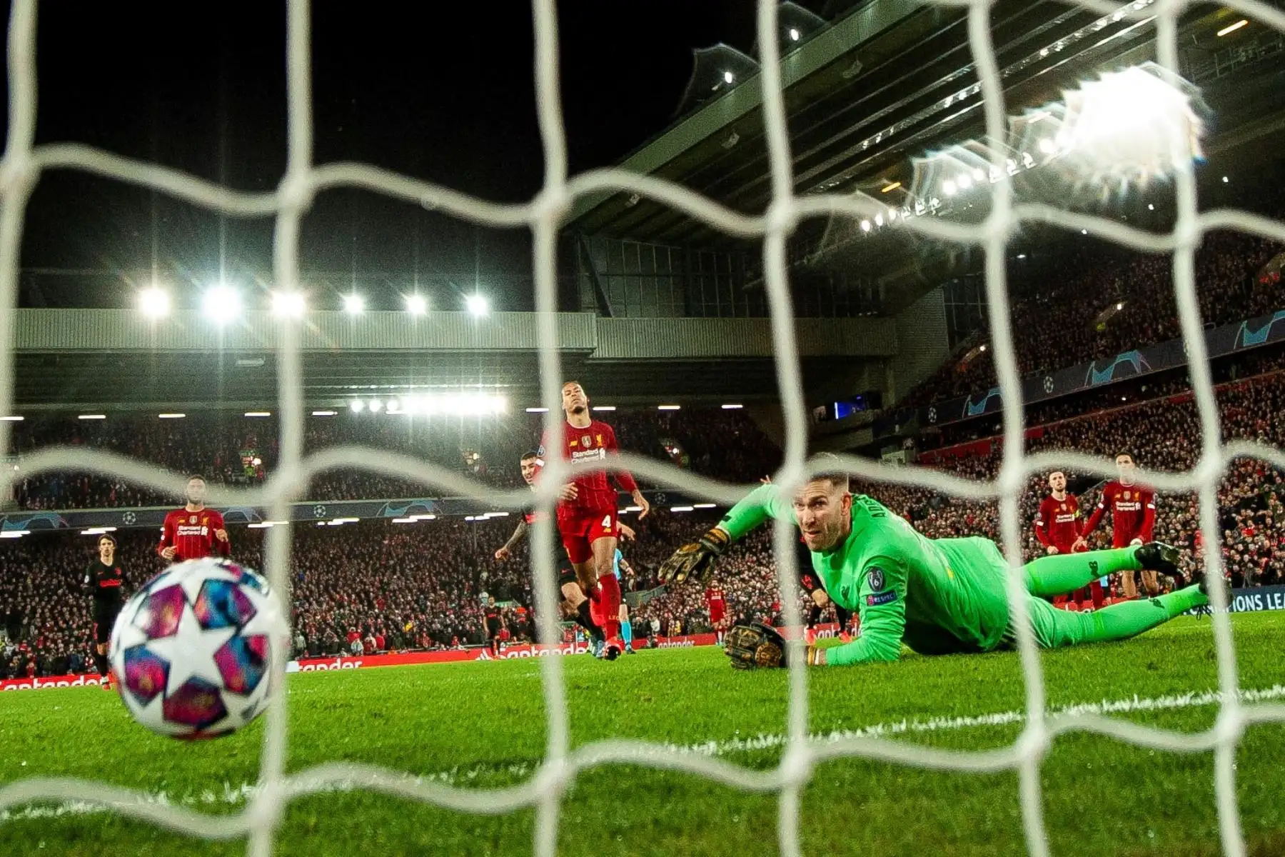 Marcos Llorente del Atlético vence al portero del Liverpool Adrián con un gol en la ronda de octavos de final de la UEFA Champions League, segundo partido entre el Liverpool FC y el Atlético de Madrid.
Foto: EFE