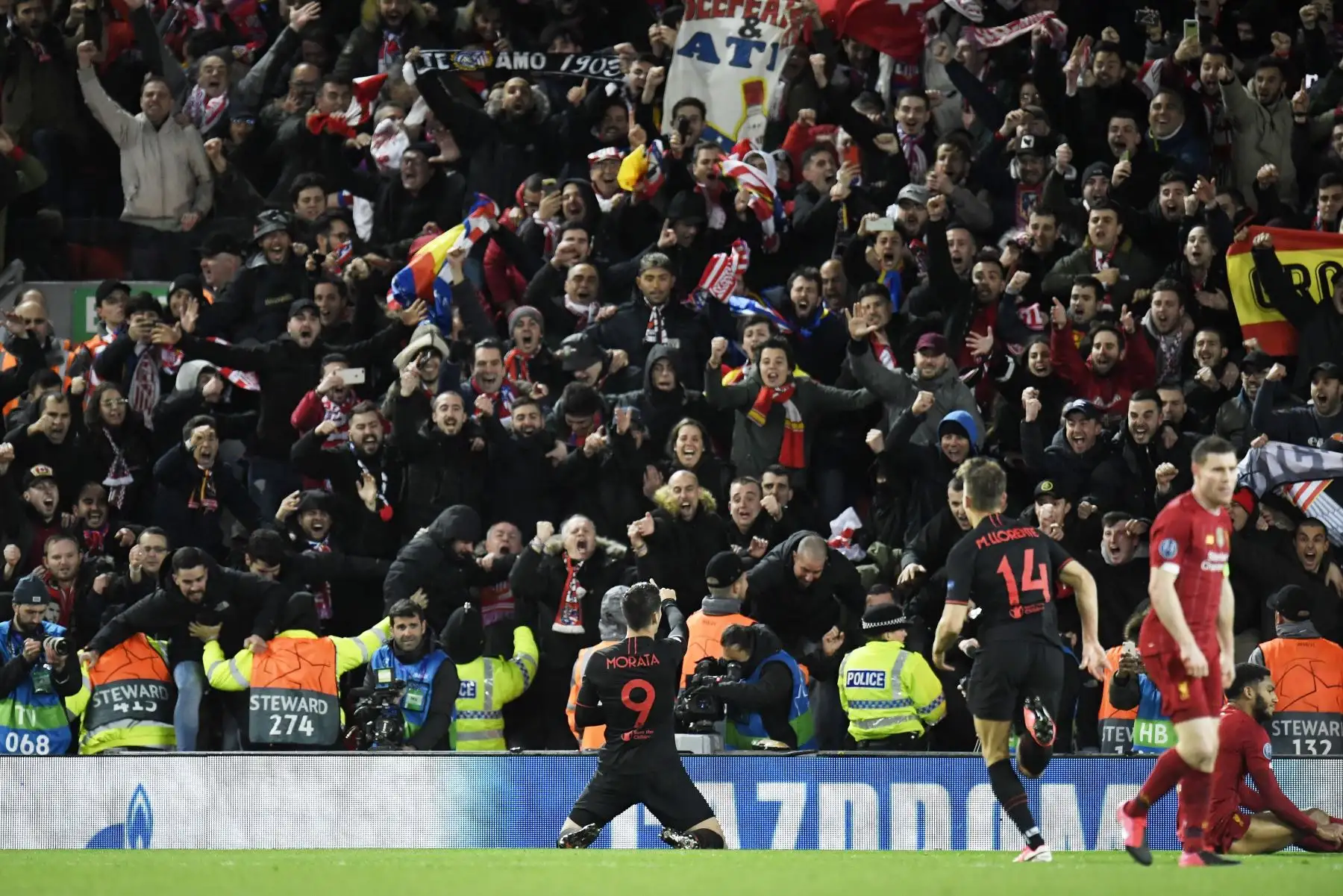 Álvaro Morata del Atlético celebra después de marcar el tercer gol de su equipo durante los octavos de final de la UEFA Champions League, partido de vuelta entre el Liverpool FC y el Atlético de Madrid.
Foto: EFE