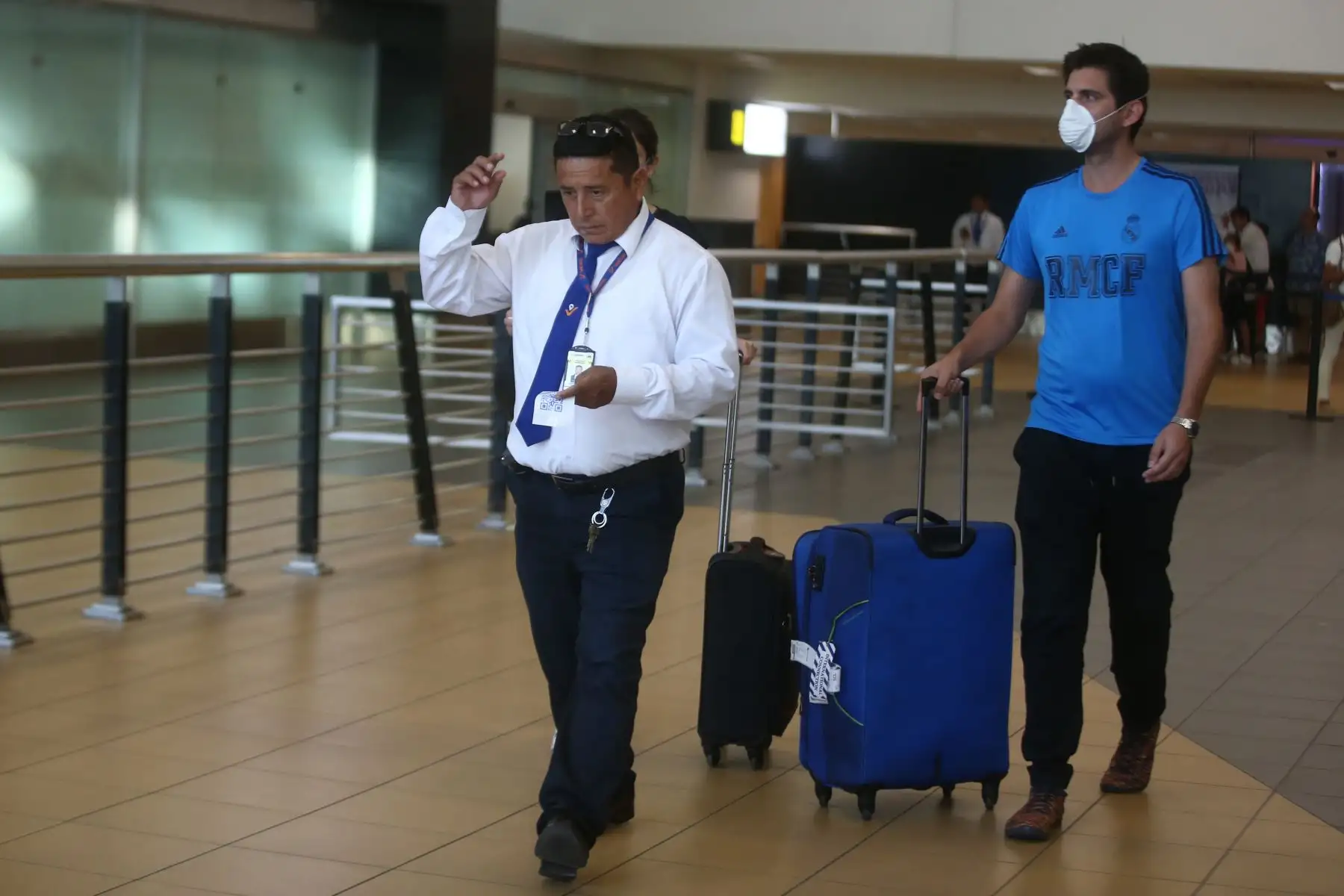 Pasajeros procedente de Madrid llegan al aeropuerto internacional Jorge Chávez, tras conocerse casos en Perú del Covid -19.
 Foto: ANDINA/Vidal Tarqui