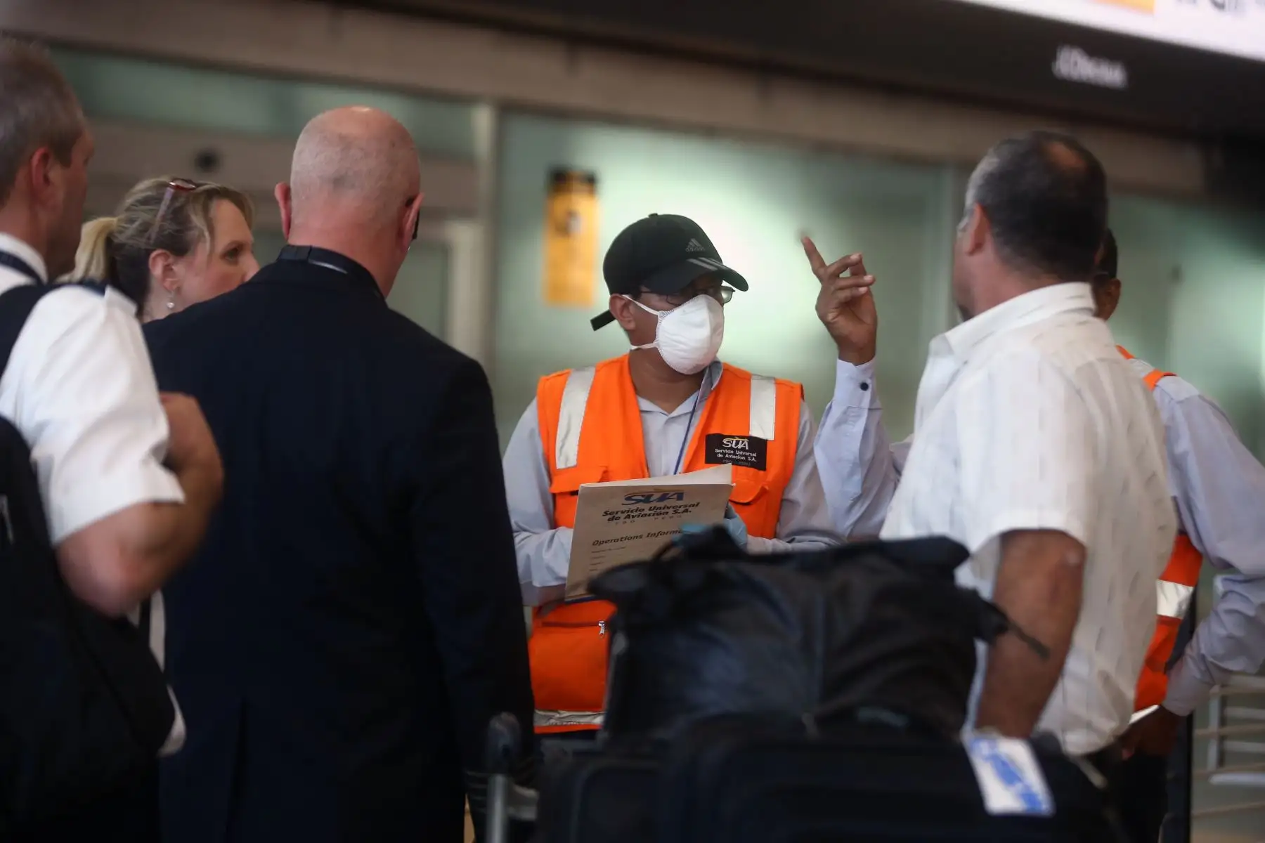 Pasajeros procedente de Madrid llegan al aeropuerto internacional Jorge Chávez, tras conocerse casos en Perú del Covid -19.
 Foto: ANDINA/Vidal Tarqui
