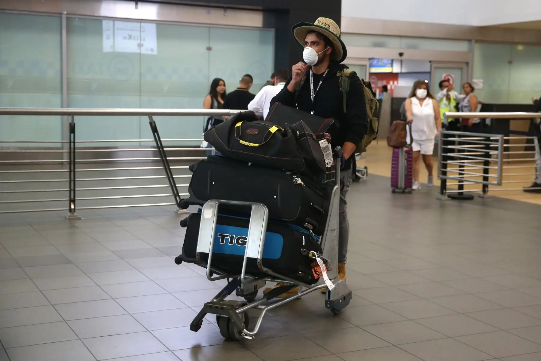 Pasajeros procedente de Madrid llegan al aeropuerto internacional Jorge Chávez, tras conocerse casos en Perú del Covid -19.
 Foto: ANDINA/Vidal Tarqui