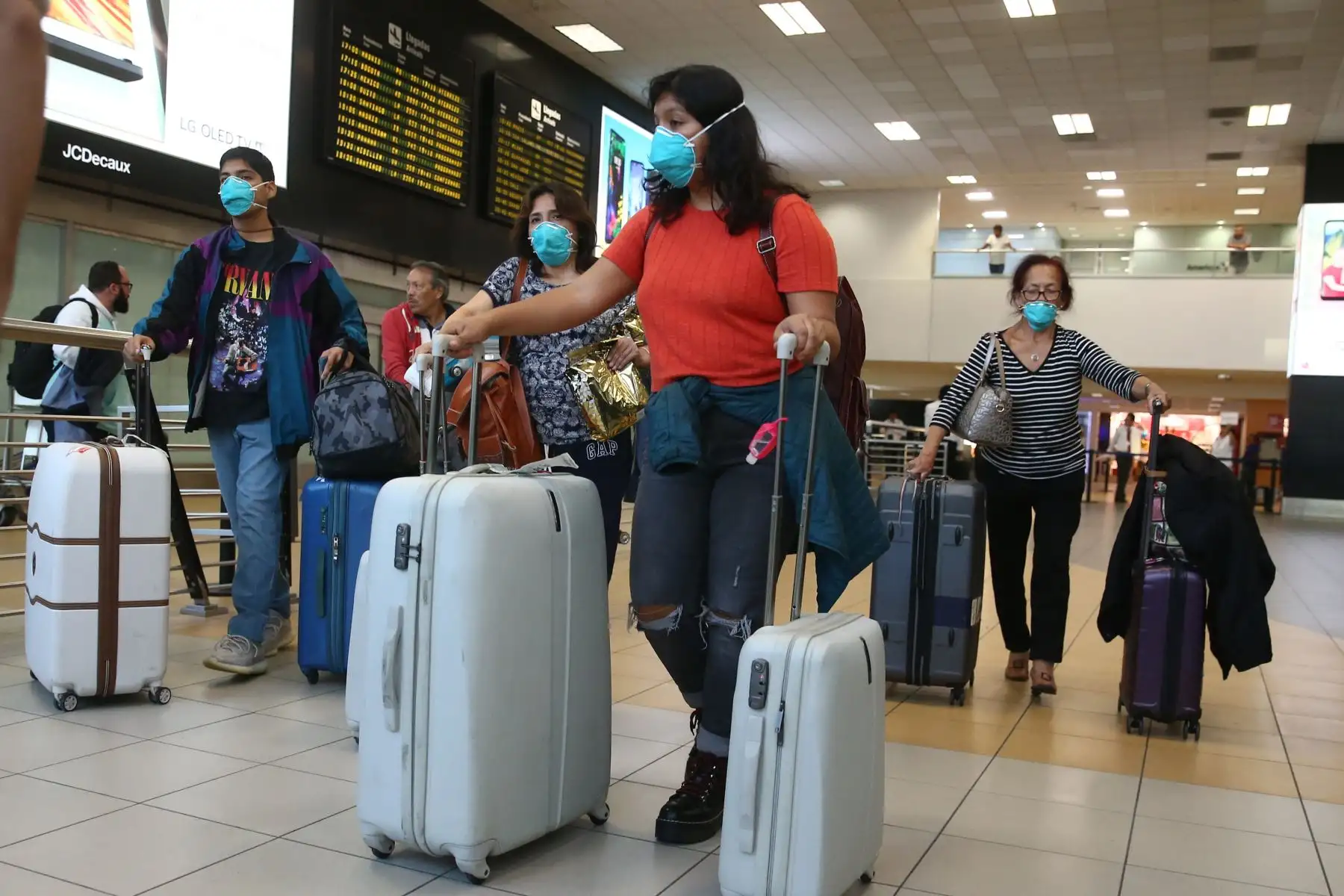 Pasajeros procedente de Madrid llegan al aeropuerto internacional Jorge Chávez, tras conocerse casos en Perú del Covid -19.
 Foto: ANDINA/Vidal Tarqui