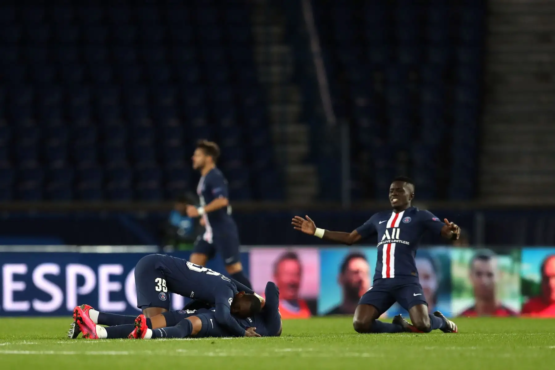 El mediocampista senegalés del Paris Saint-Germain Idrissa Gueye celebrando con sus compañeros de equipo después de ganar el partido de vuelta de octavos de final de la UEFA Champions League entre el Paris Saint-Germain (PSG) y Borussia Dortmund.
Foto: AFP
