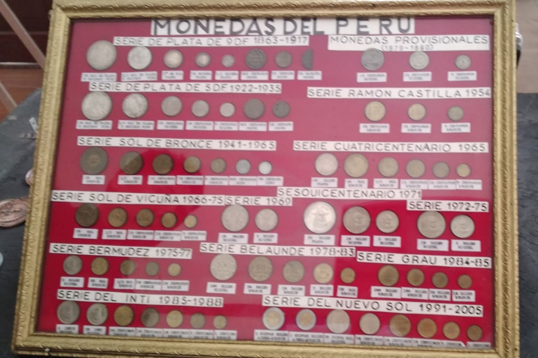 En el palacio municipal de Chiclayo se exhibe una muestra de monedas, billetes y fichas del Perú y Lambayeque. Foto: Cortesía/Silvia Depaz