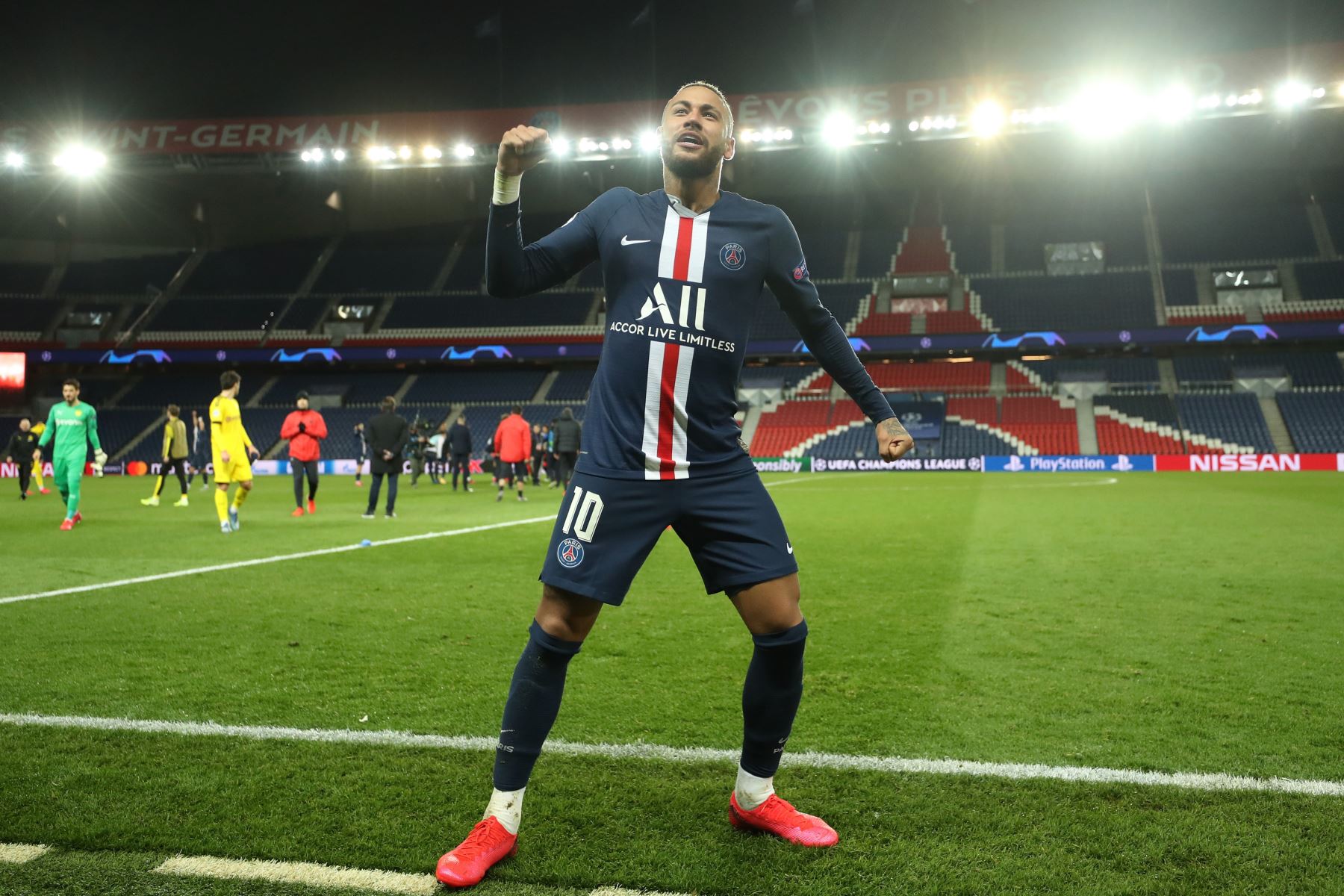 Neymar celebra después de ganar el partido de fútbol de ida de octavos de final de la UEFA Champions League entre Paris Saint-Germain (PSG) y Borussia Dortmund.
Foto: AFP