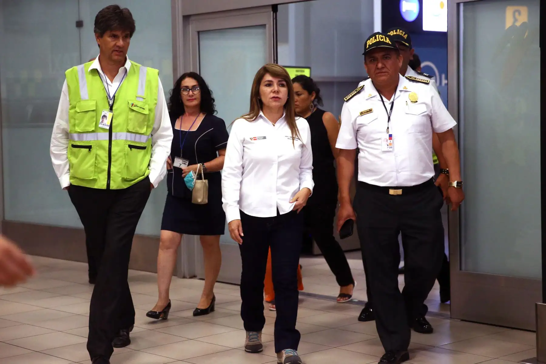 La ministra Elizabeth Hinostroza supervisa el cumplimiento del protocolo de seguridad por COVID19 en la llegada de pasajeros procedentes de Europa al Aeropuerto Internacional Jorge Chávez.
Foto: ANDINA/Vidal Tarqui