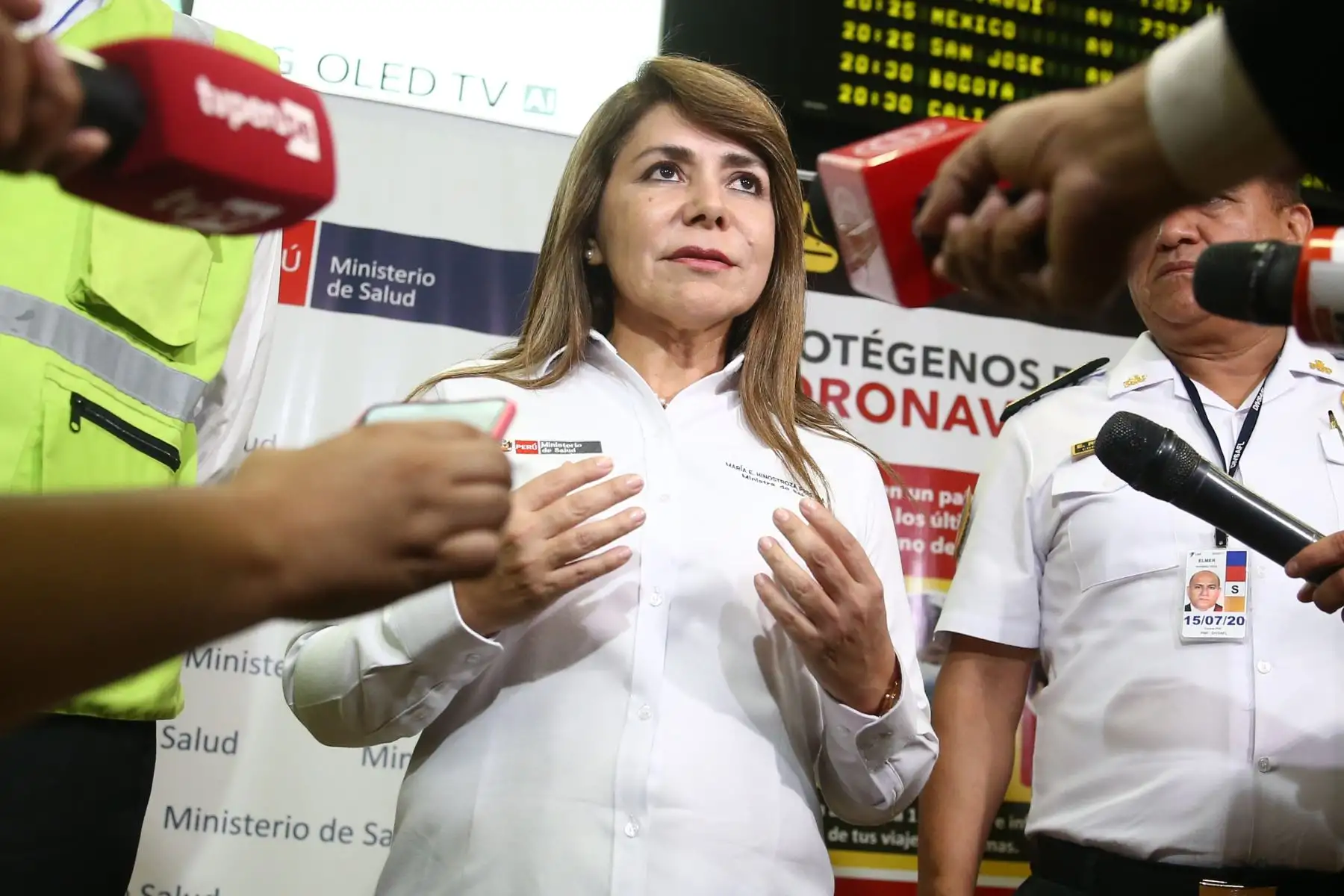 La ministra Elizabeth Hinostroza supervisa el cumplimiento del protocolo de seguridad por COVID19 en la llegada de pasajeros procedentes de Europa al Aeropuerto Internacional Jorge Chávez.
Foto: ANDINA/Vidal Tarqui
