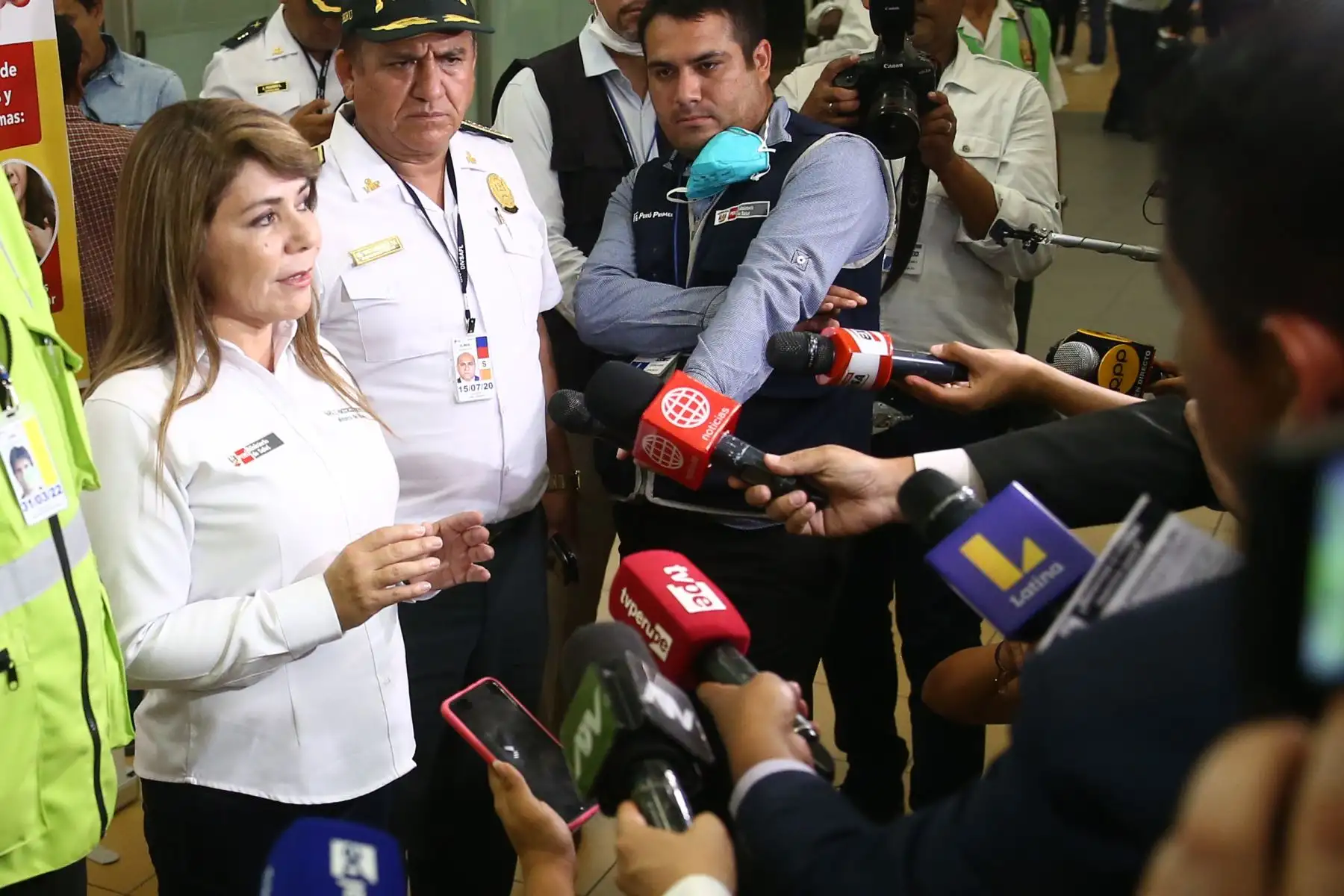 La ministra Elizabeth Hinostroza supervisa el cumplimiento del protocolo de seguridad por COVID19 en la llegada de pasajeros procedentes de Europa al Aeropuerto Internacional Jorge Chávez.
Foto: ANDINA/Vidal Tarqui
